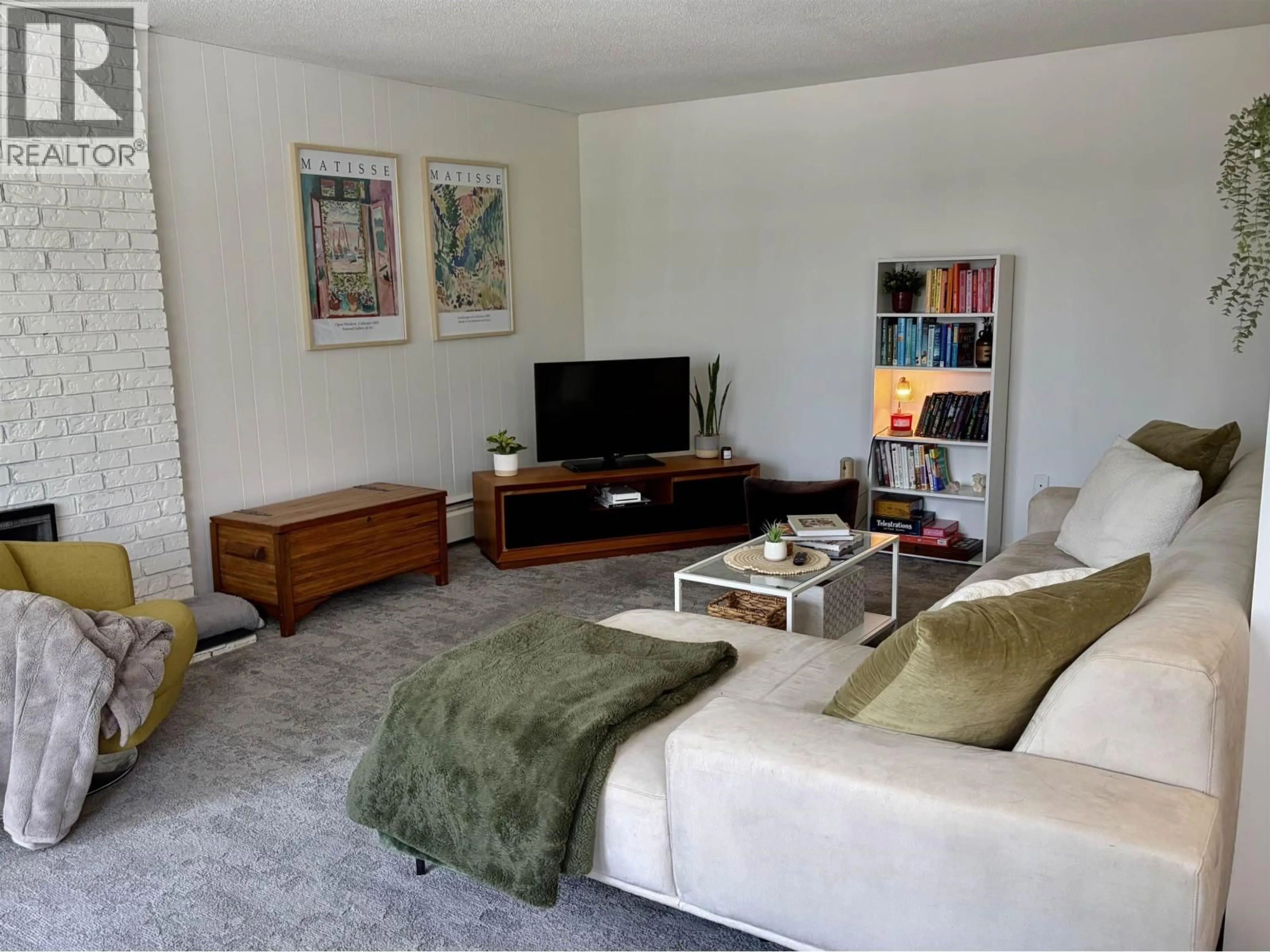 Living room with furniture, unknown for 202 - 1345 CHESTERFIELD AVENUE, North Vancouver British Columbia V7M2N1