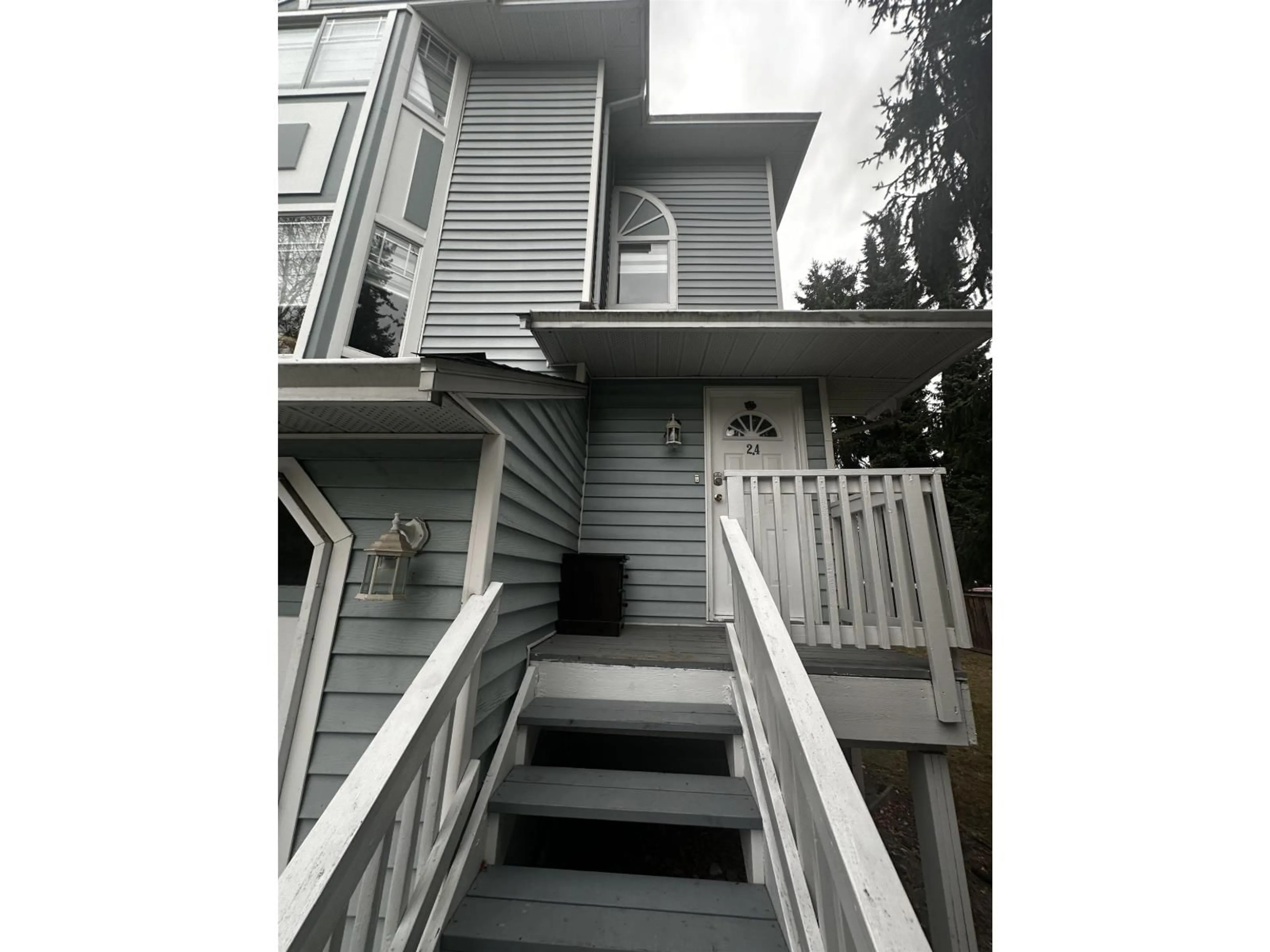 Stairs for 24 - 15550 89 AVENUE, Surrey British Columbia V3R1N1