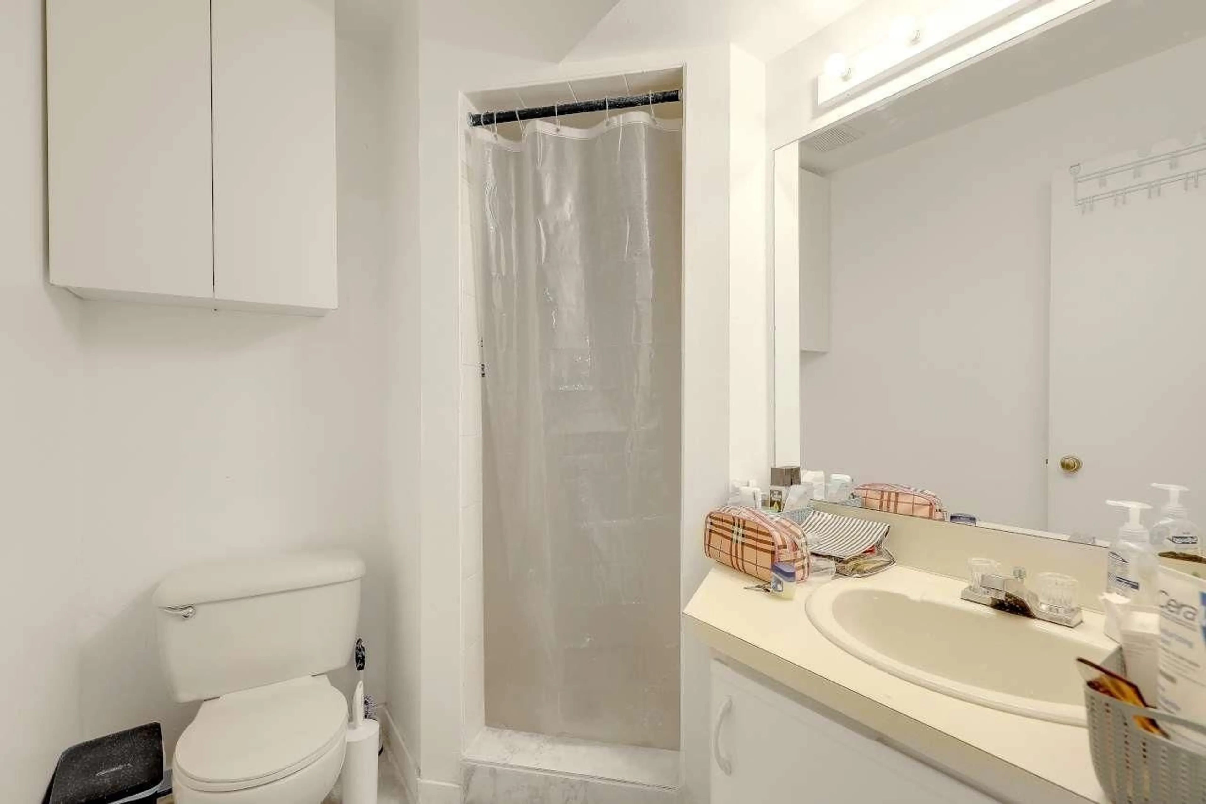 Standard bathroom, unknown for 24 - 15550 89 AVENUE, Surrey British Columbia V3R1N1