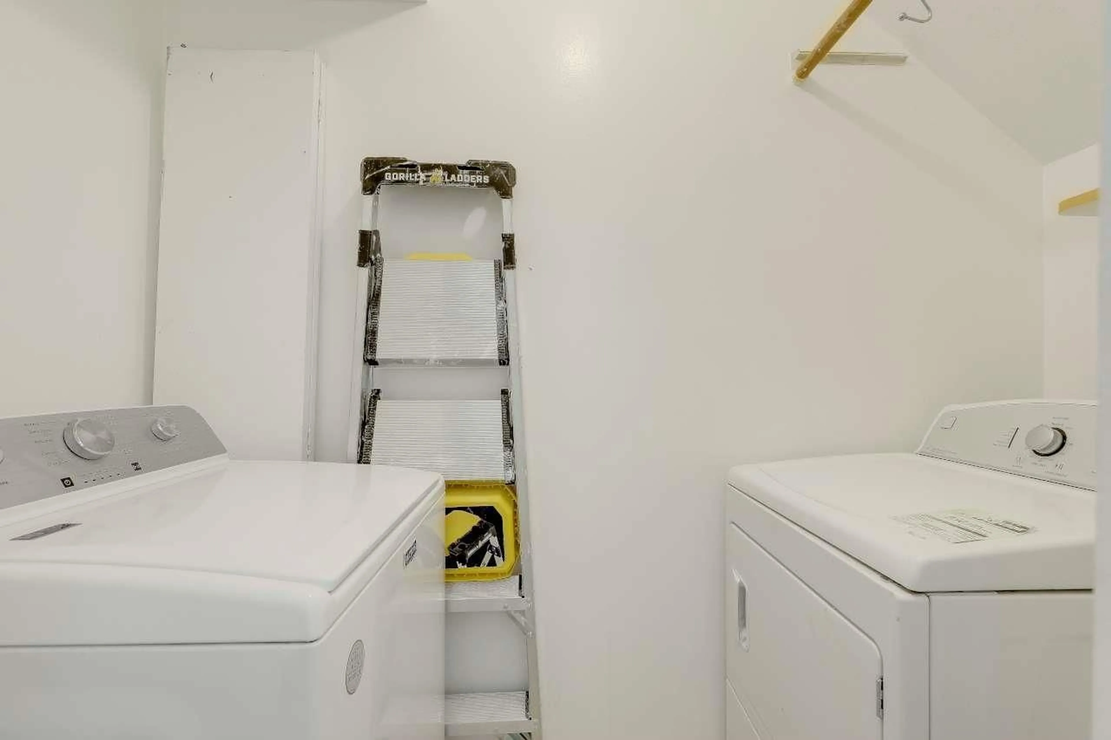 Laundry room for 24 - 15550 89 AVENUE, Surrey British Columbia V3R1N1