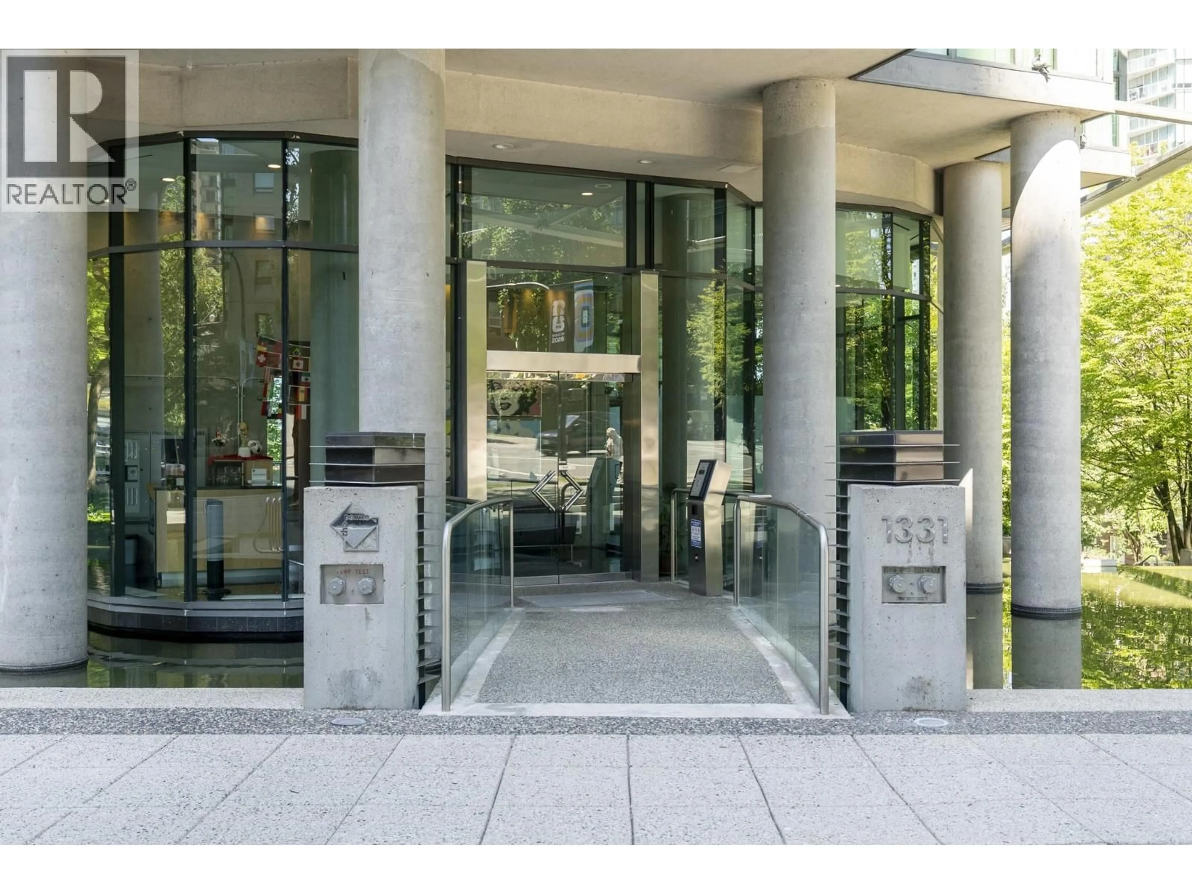 Indoor foyer for 501 - 1331 GEORGIA STREET, Vancouver British Columbia V6E4P1