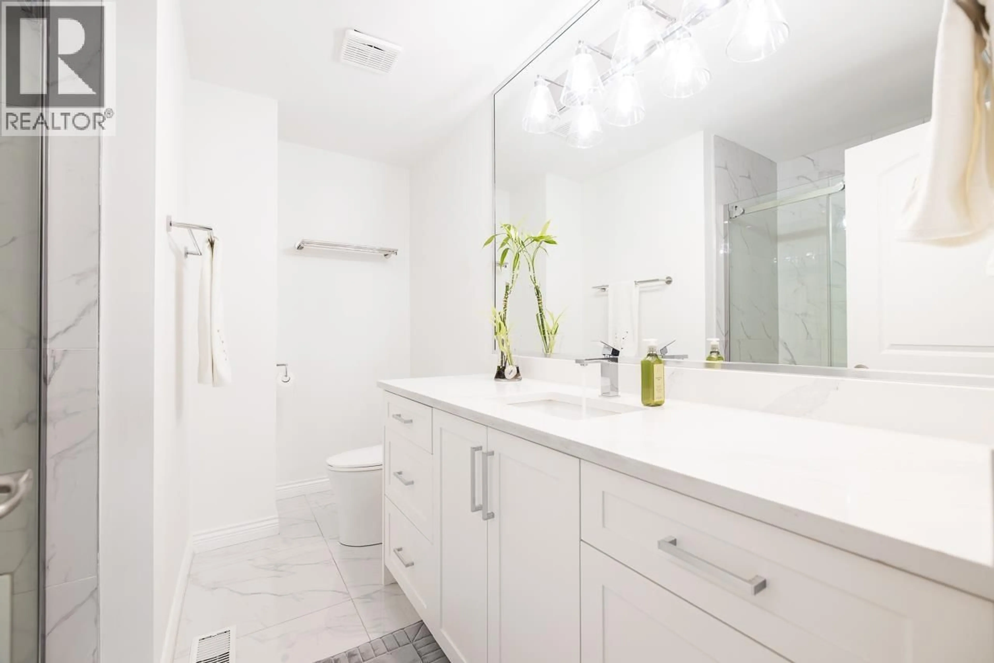 Standard bathroom, ceramic/tile floor for 432 RIVERVIEW CRESCENT, Coquitlam British Columbia V3C4X8