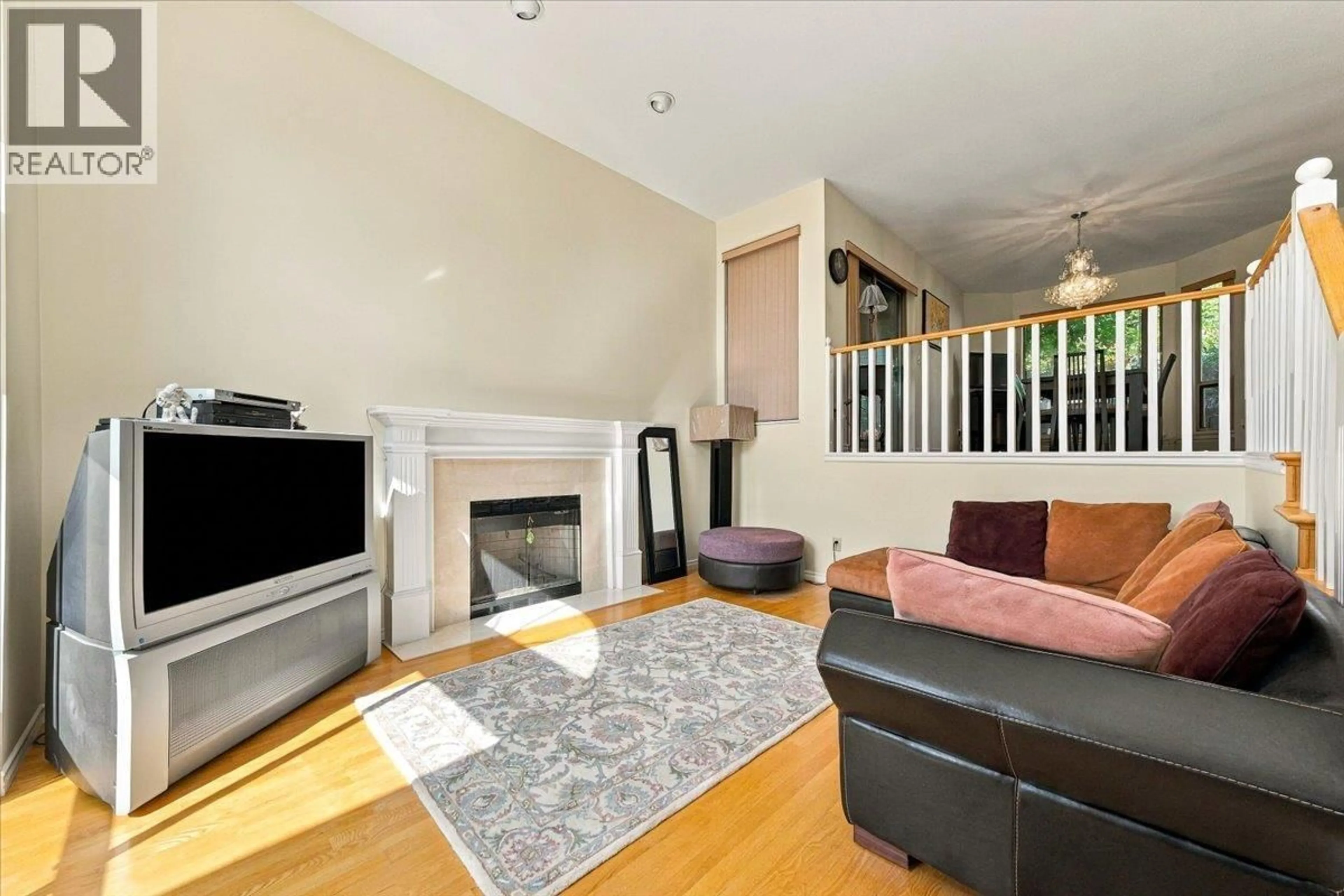 Living room with furniture, wood/laminate floor for 1523 LAWSON AVENUE, West Vancouver British Columbia V7V2C8