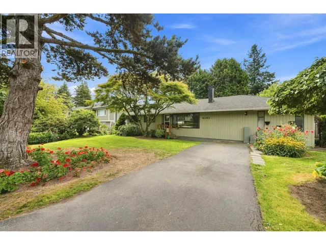 2161 FLORALYNN CRESCENT, North Vancouver 2