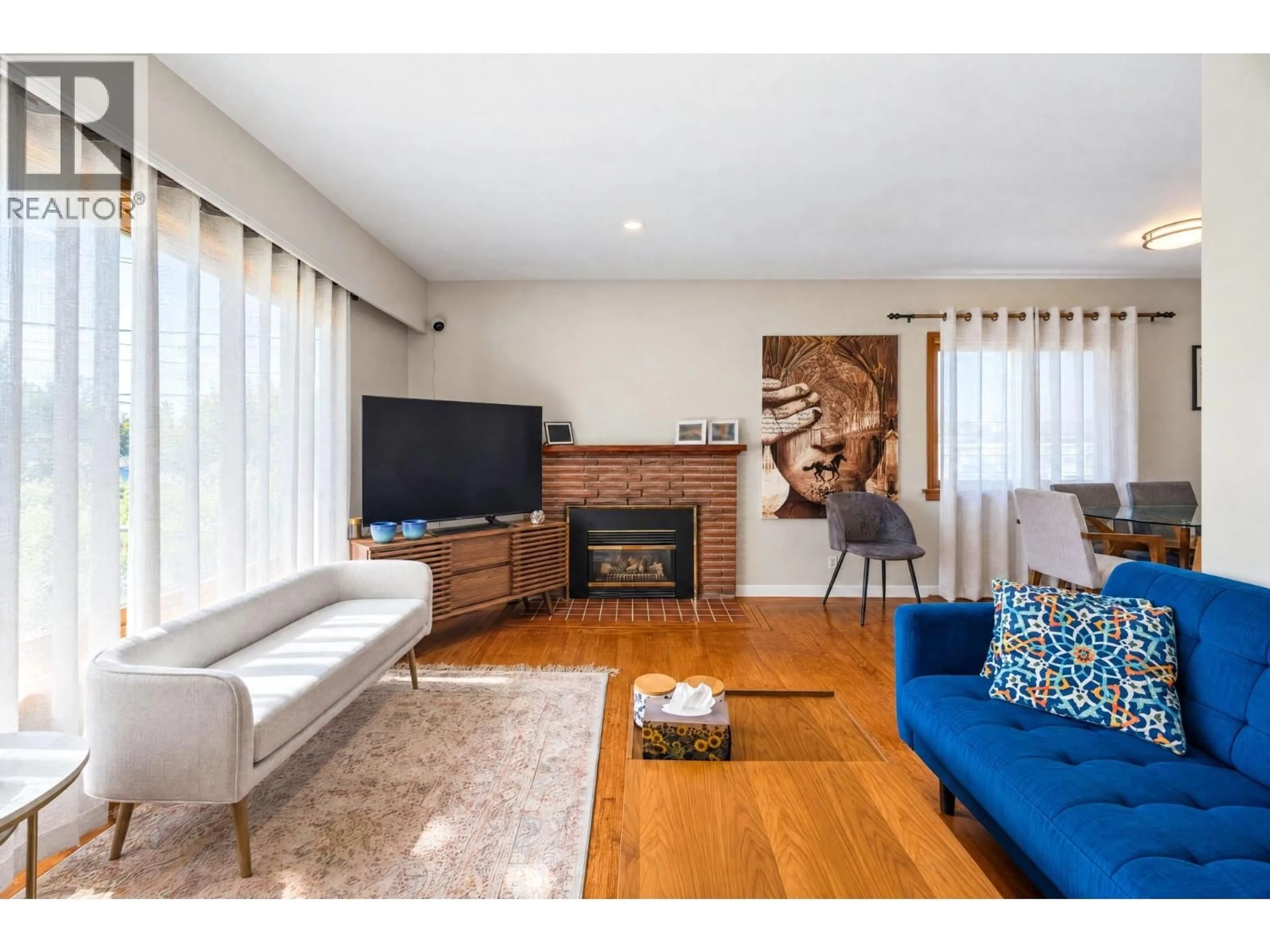 Living room with furniture, wood/laminate floor for 430 KINGS ROAD, North Vancouver British Columbia V7N2M3