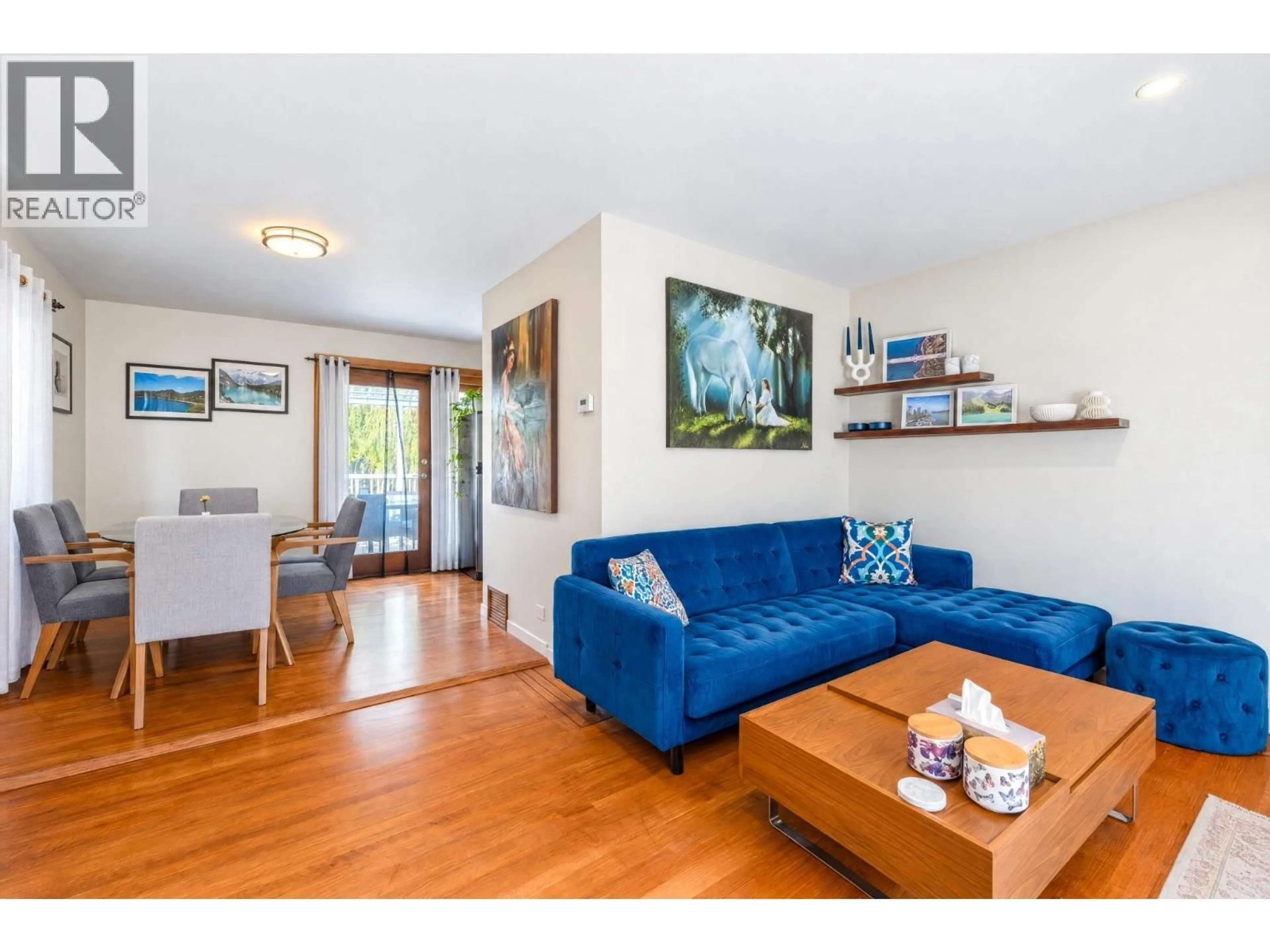 Living room with furniture, wood/laminate floor for 430 KINGS ROAD, North Vancouver British Columbia V7N2M3