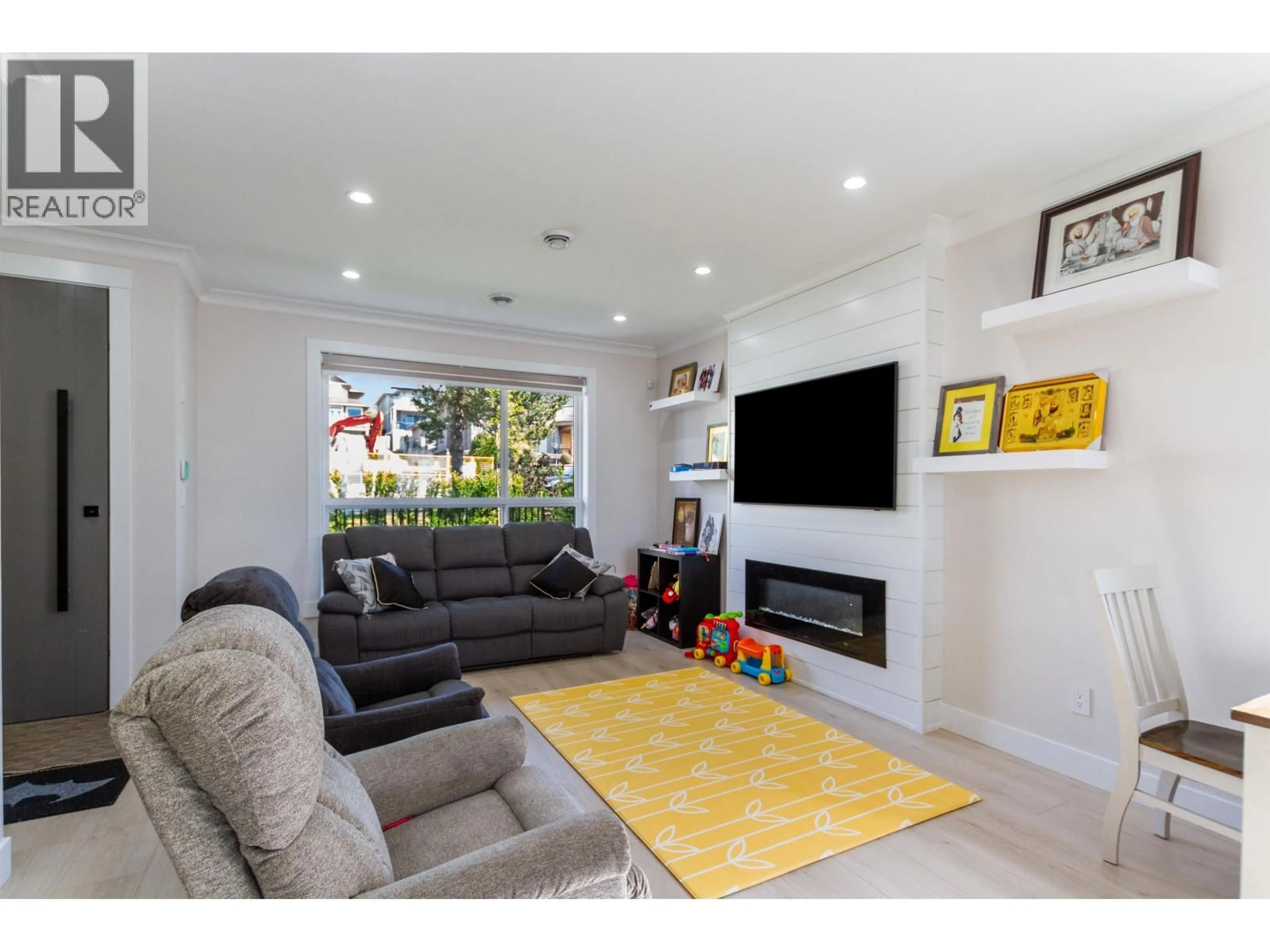 Living room with furniture, unknown for 101 - 954 EDGAR AVENUE, Coquitlam British Columbia V3K2J9