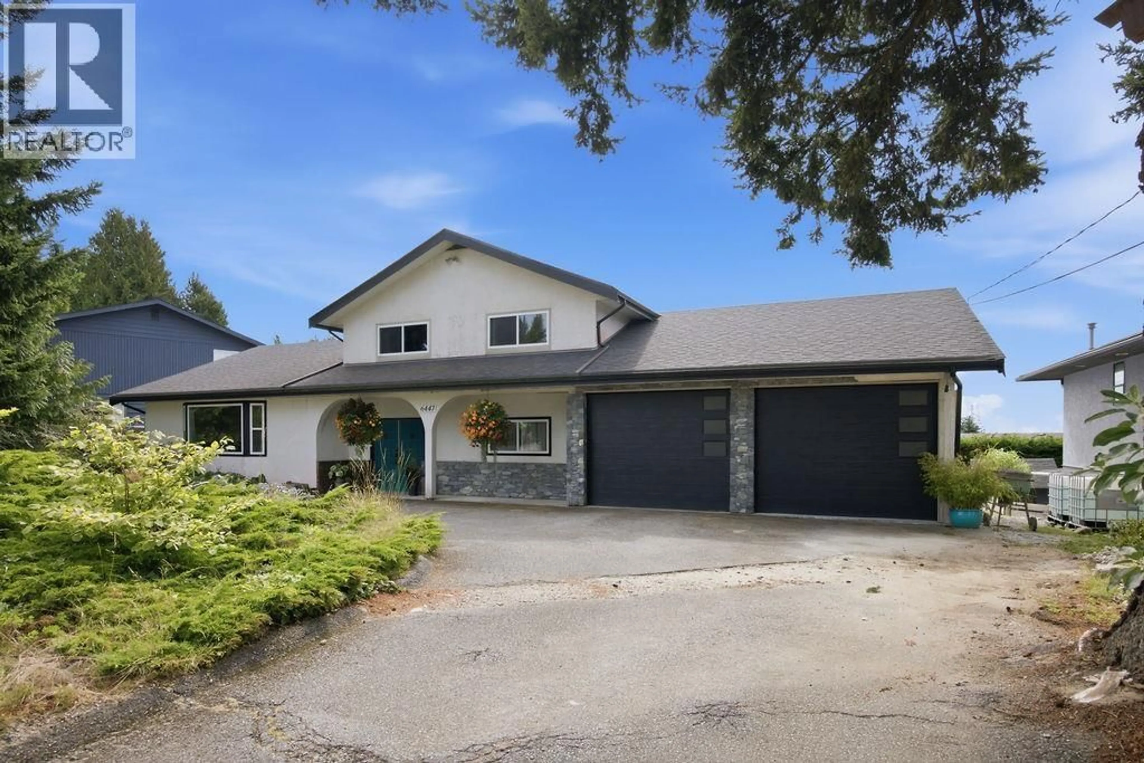 A pic from outside/outdoor area/front of a property/back of a property/a pic from drone, street for 6447 SAMRON ROAD, Sechelt British Columbia V7Z0M8