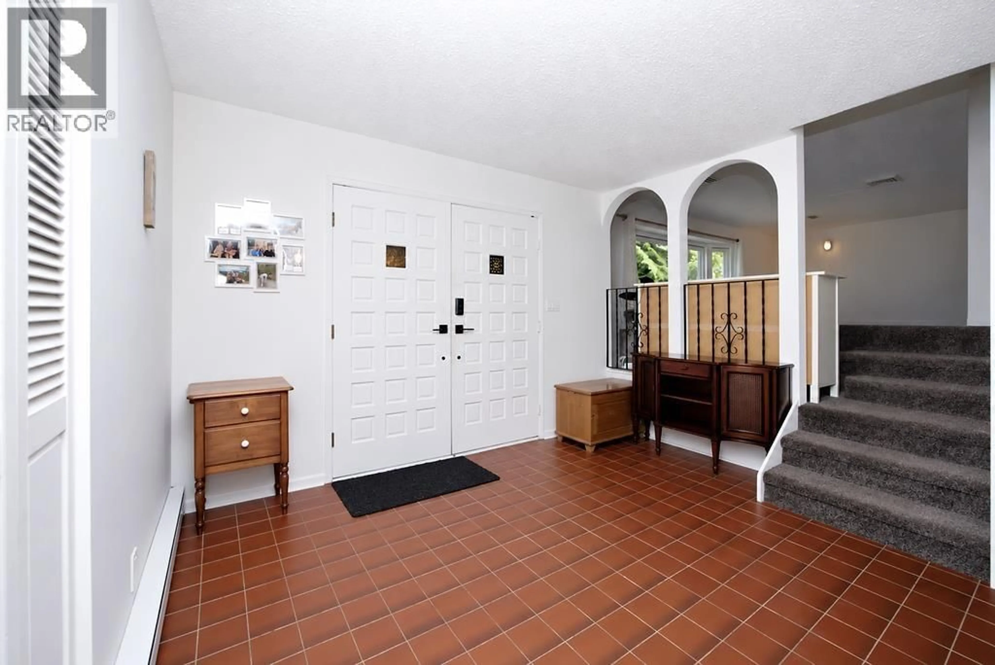 Indoor foyer for 6447 SAMRON ROAD, Sechelt British Columbia V7Z0M8