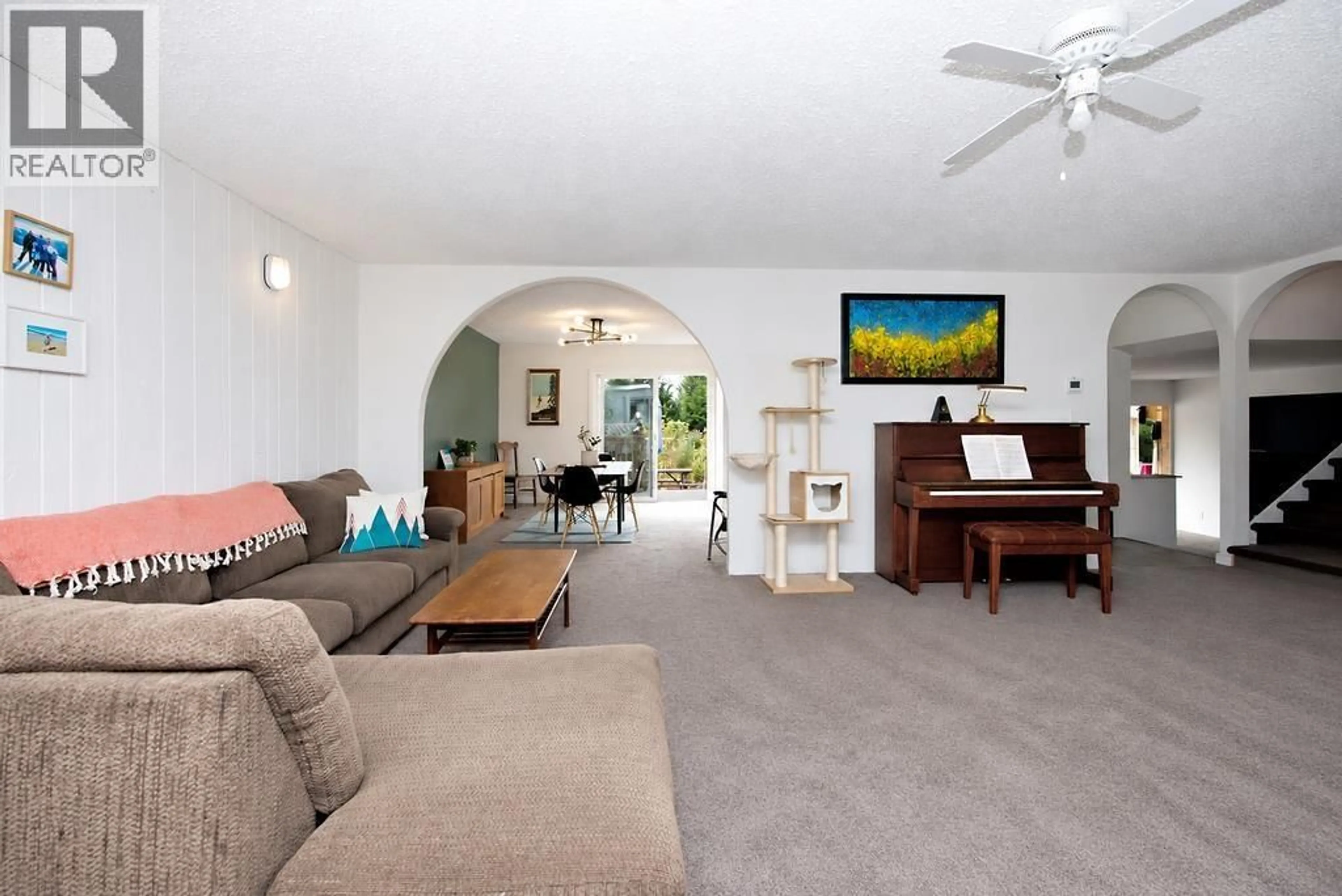 Living room with furniture, unknown for 6447 SAMRON ROAD, Sechelt British Columbia V7Z0M8
