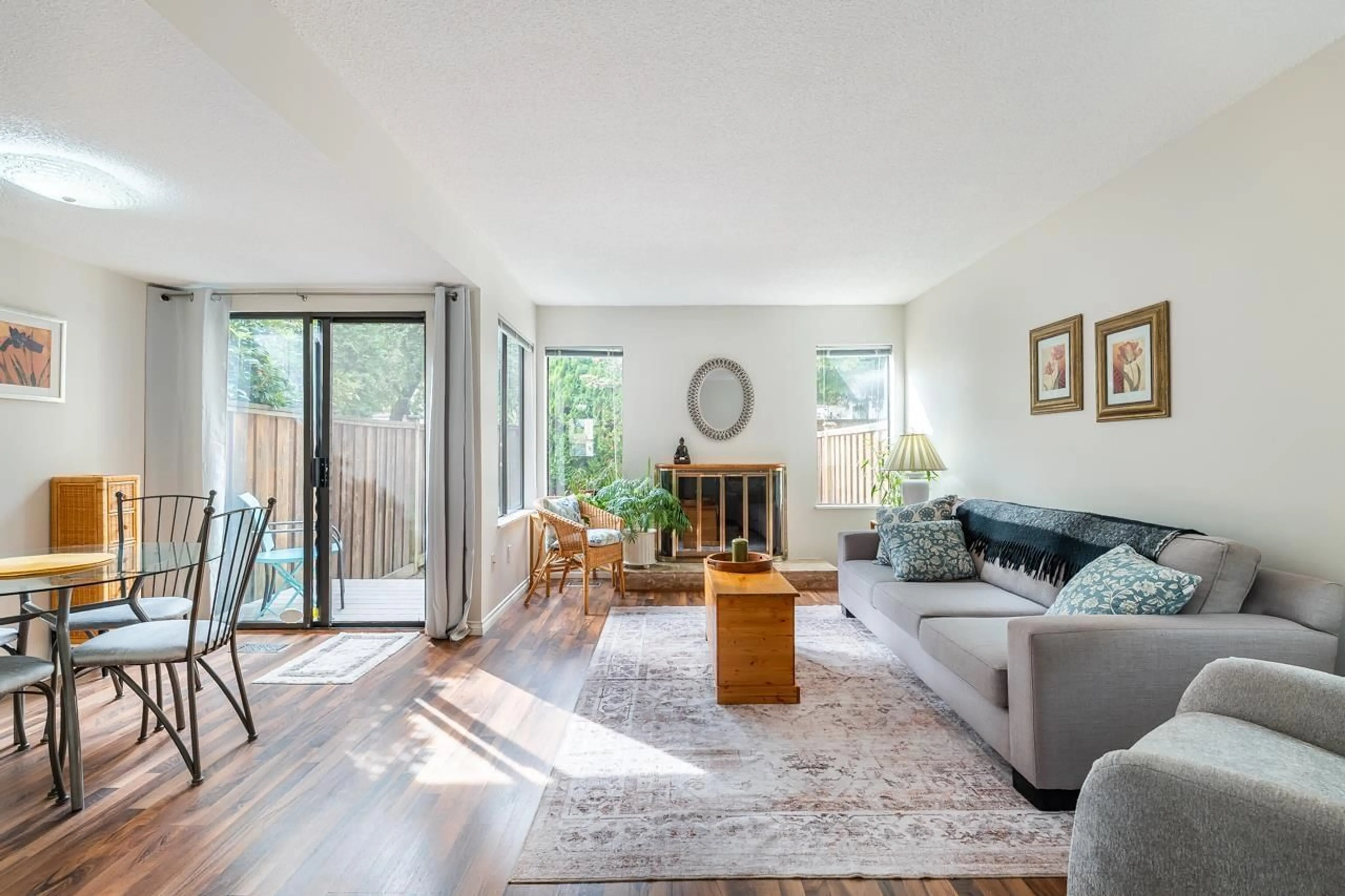 Living room with furniture, unknown for 25 - 9346 128 STREET, Surrey British Columbia V3V6A4