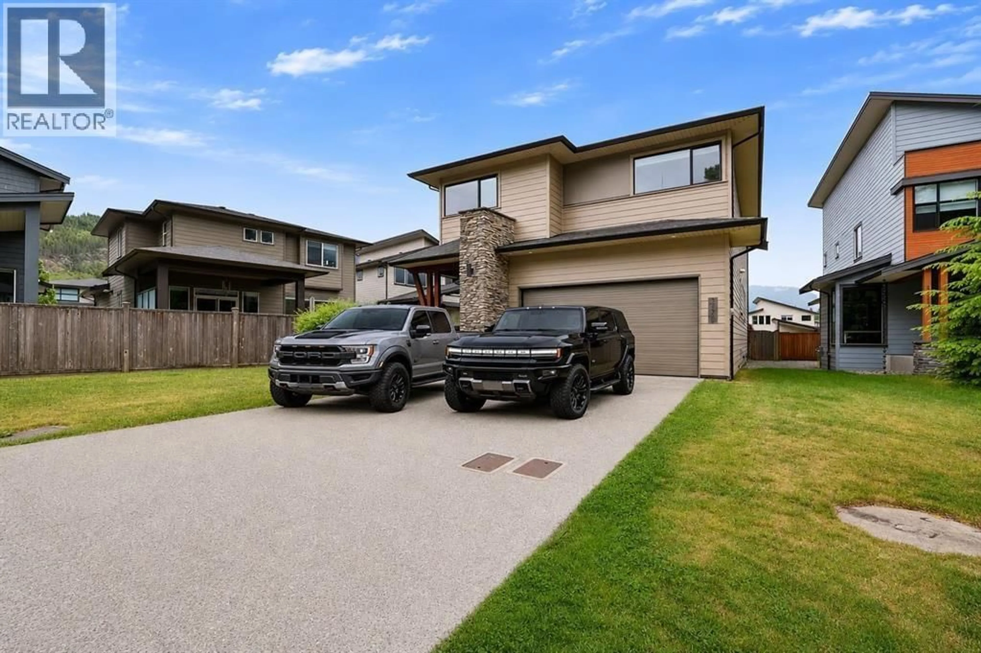 A pic from outside/outdoor area/front of a property/back of a property/a pic from drone, street for 39340 FALCON CRESCENT, Squamish British Columbia V8B0Y9