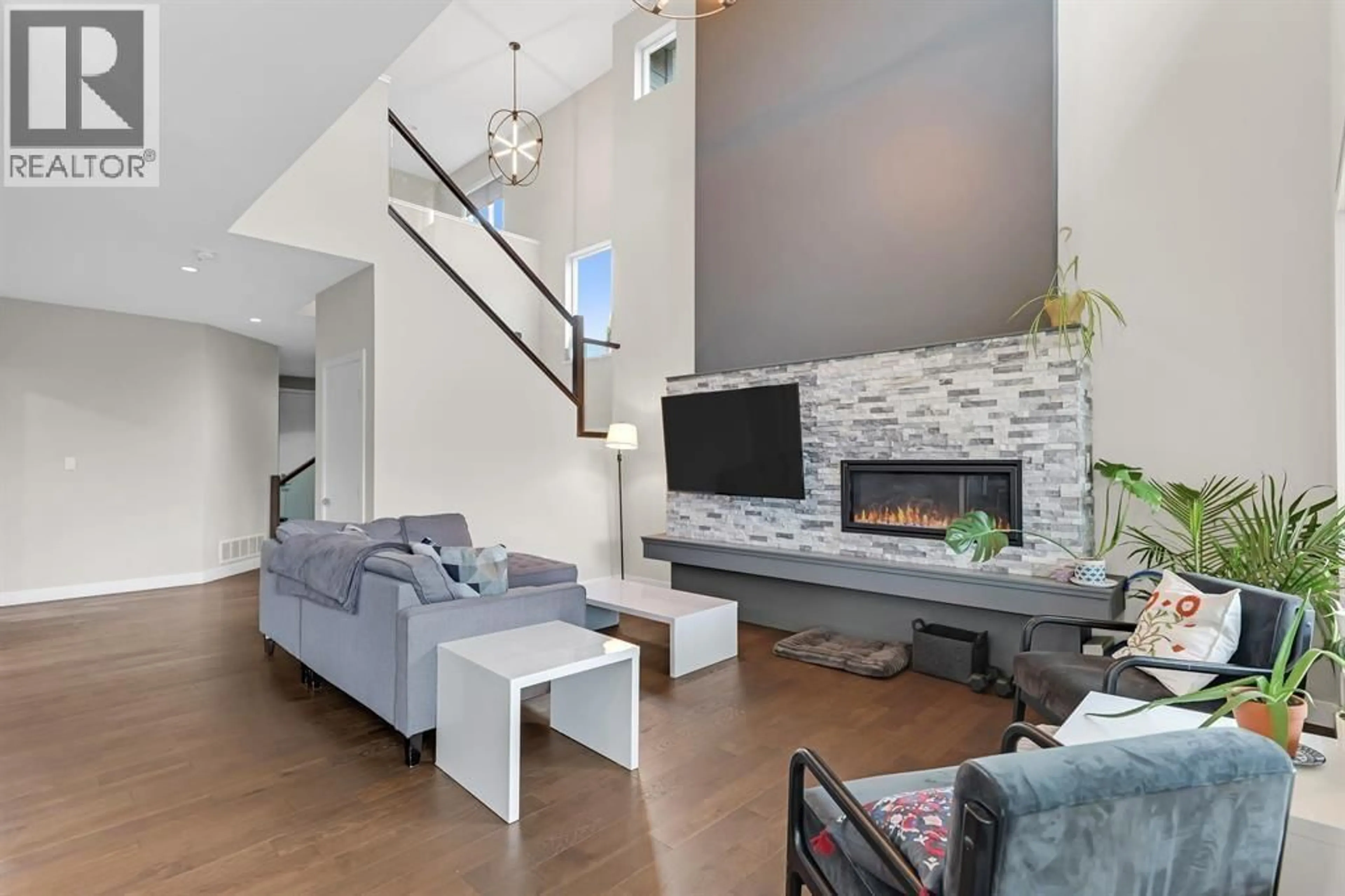 Living room with furniture, unknown for 39340 FALCON CRESCENT, Squamish British Columbia V8B0Y9