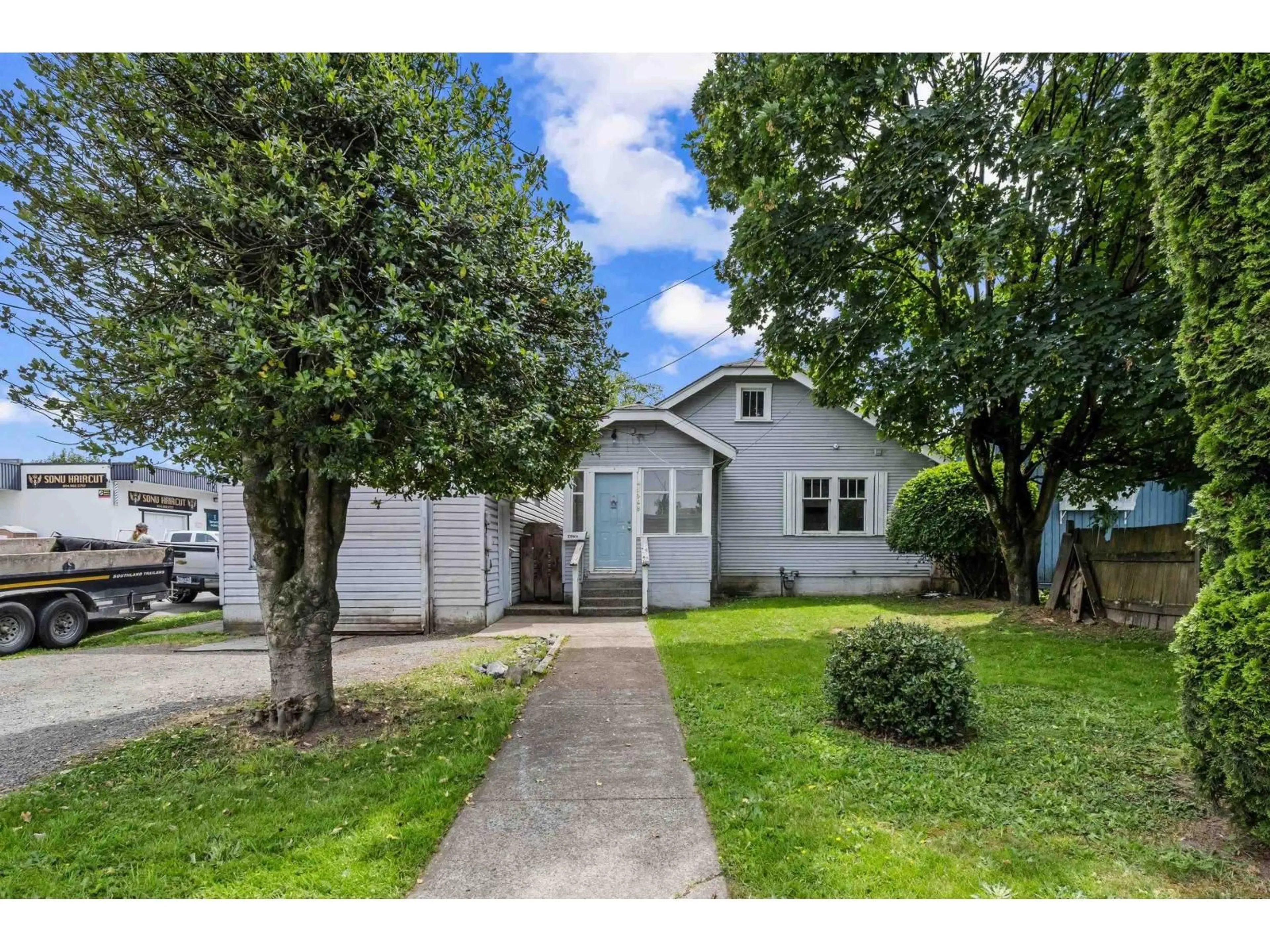 A pic from outside/outdoor area/front of a property/back of a property/a pic from drone, street for 45948 CHESTERFIELD AVENUE, Chilliwack British Columbia V2P1M4