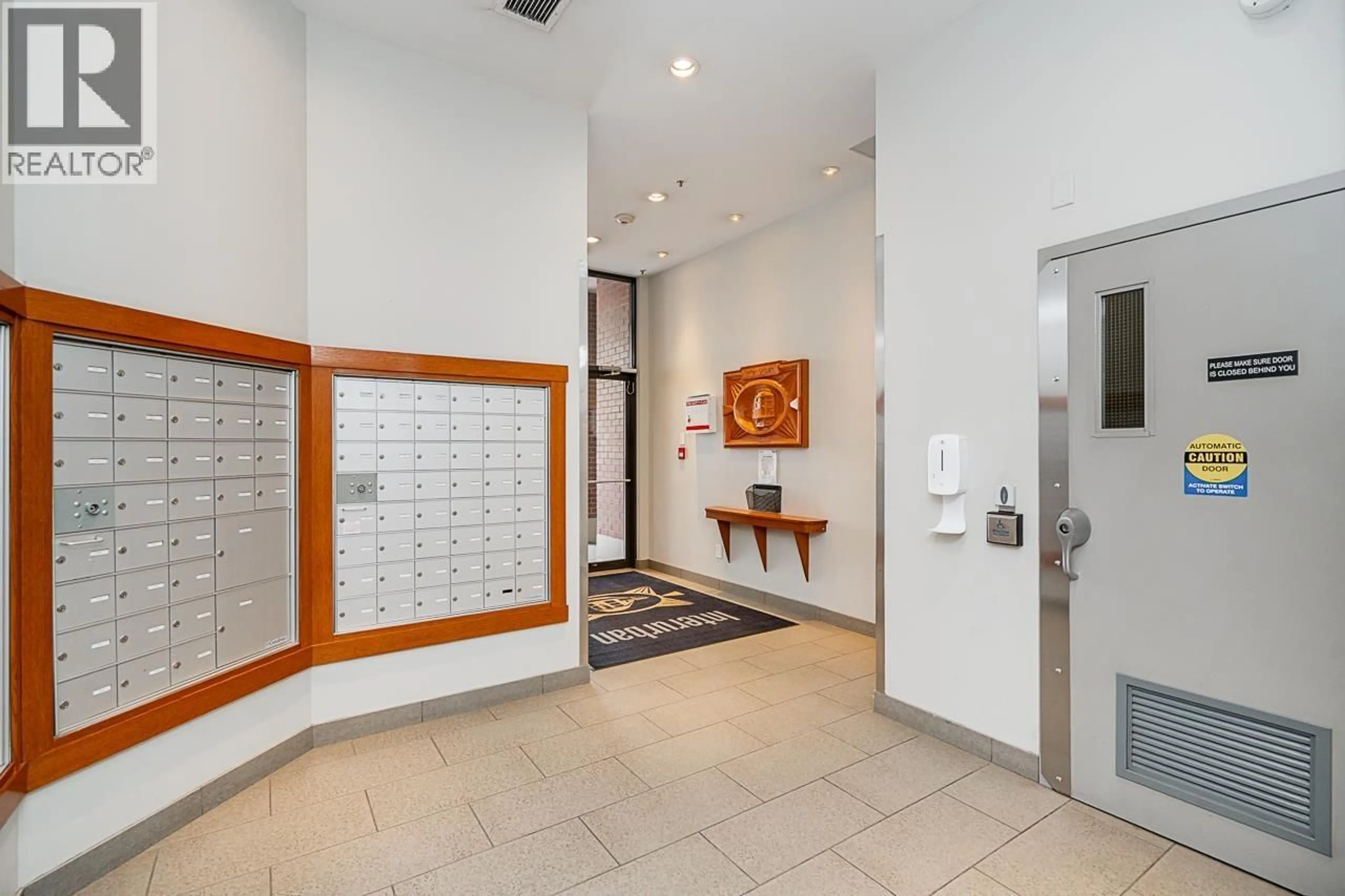 Indoor foyer for 1407 - 14 BEGBIE STREET, New Westminster British Columbia V3M0C4