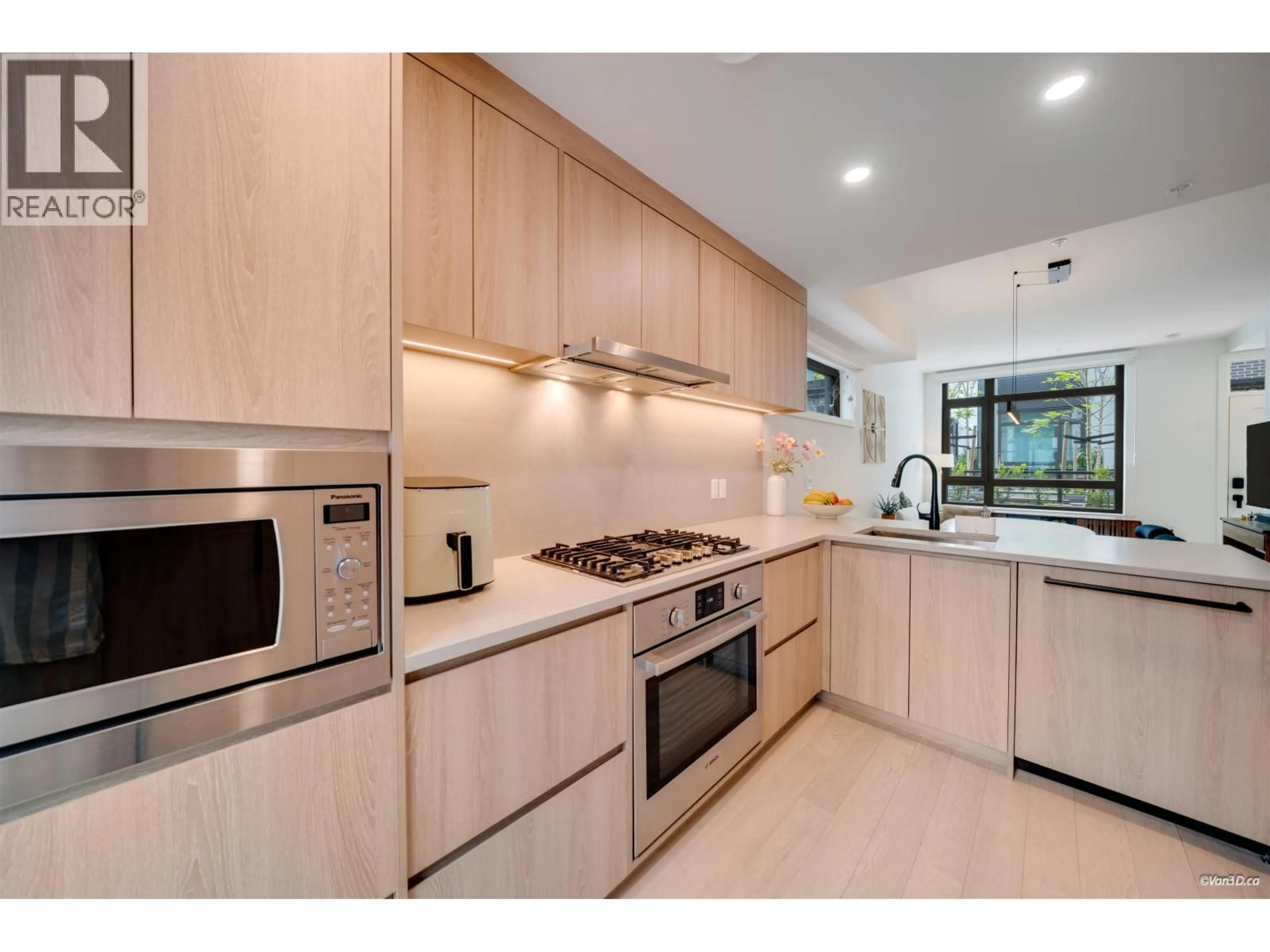 Contemporary kitchen, unknown for 6292 OAK STREET, Vancouver British Columbia V6M2W4