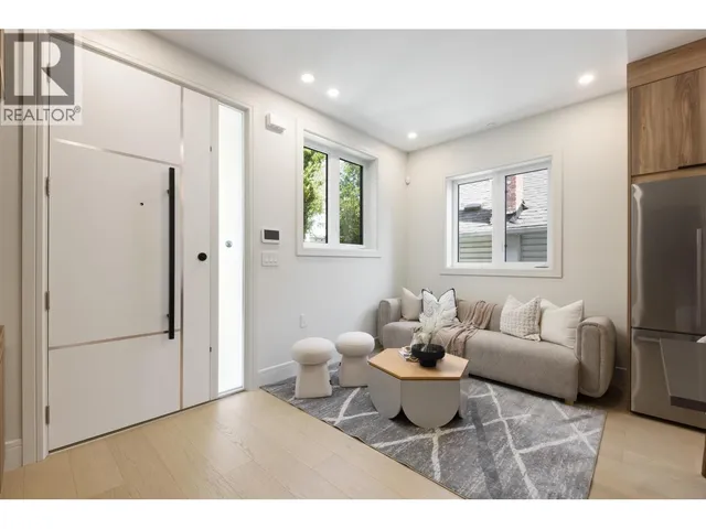 2066 1ST AVENUE, Vancouver 4