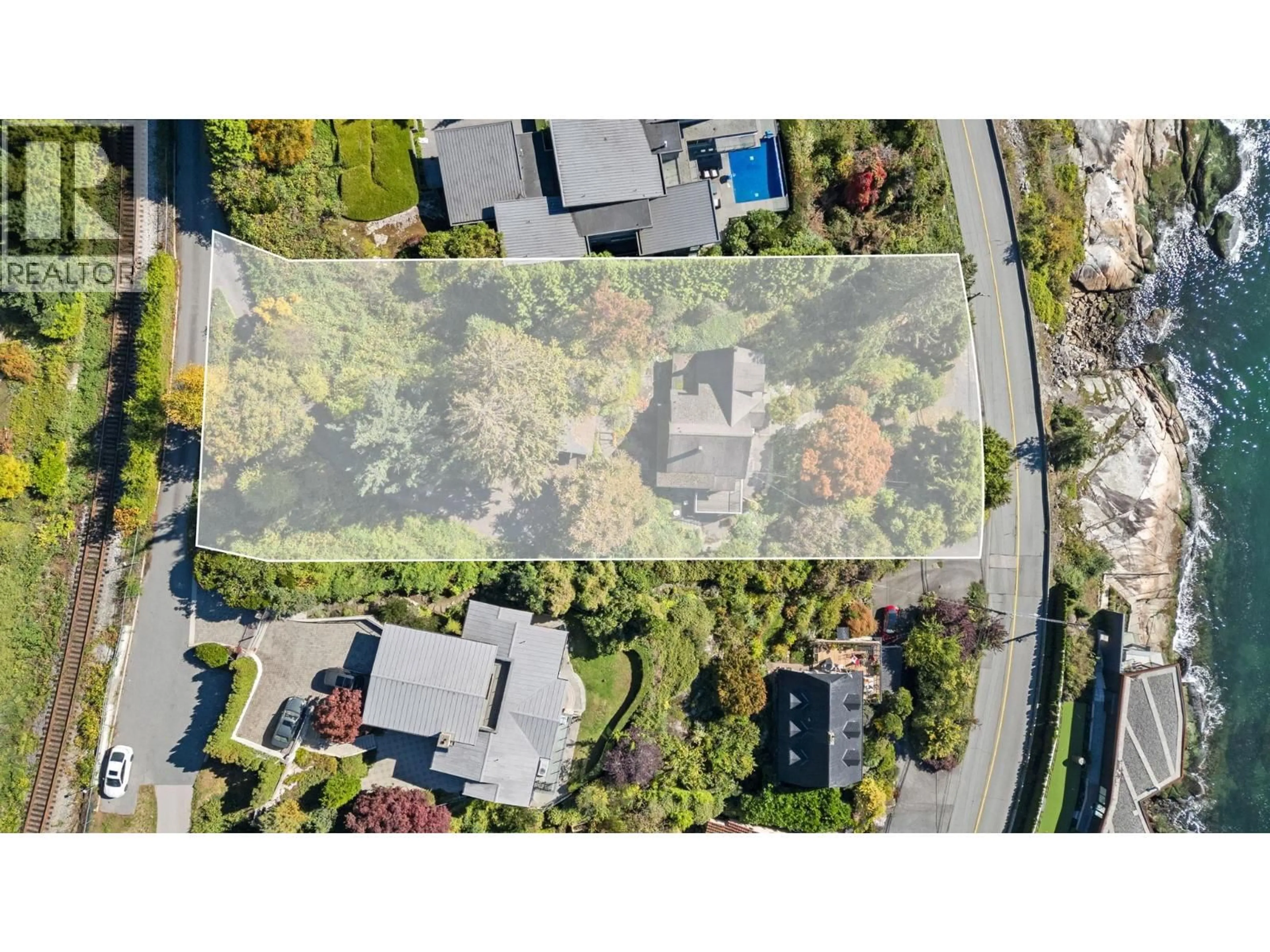 A pic from outside/outdoor area/front of a property/back of a property/a pic from drone, street for 3721 SUNSET LANE, West Vancouver British Columbia V7V1N3