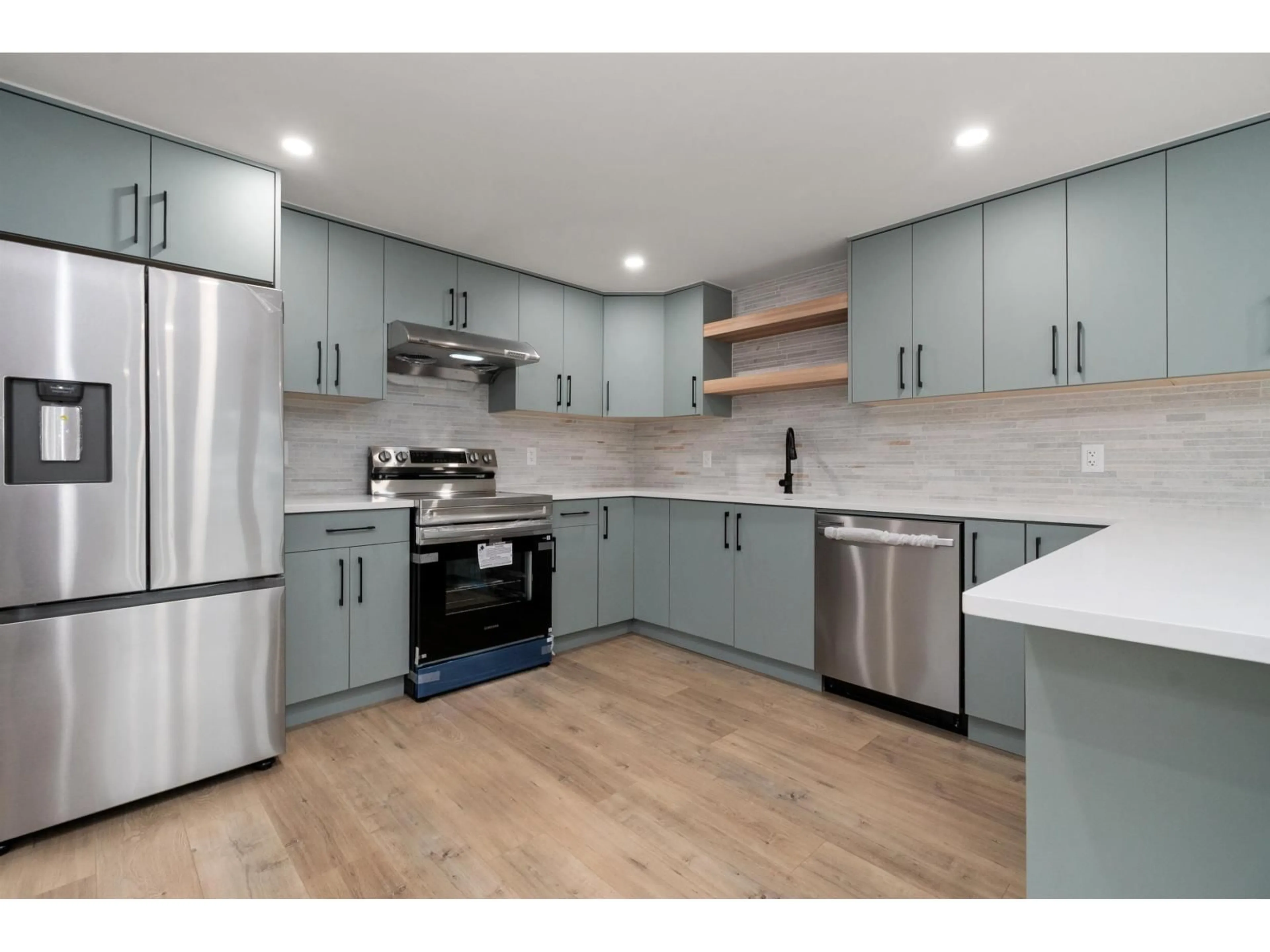 Open concept kitchen, wood/laminate floor for 15 - 45640 WATSON ROAD, Chilliwack British Columbia V2R3P8