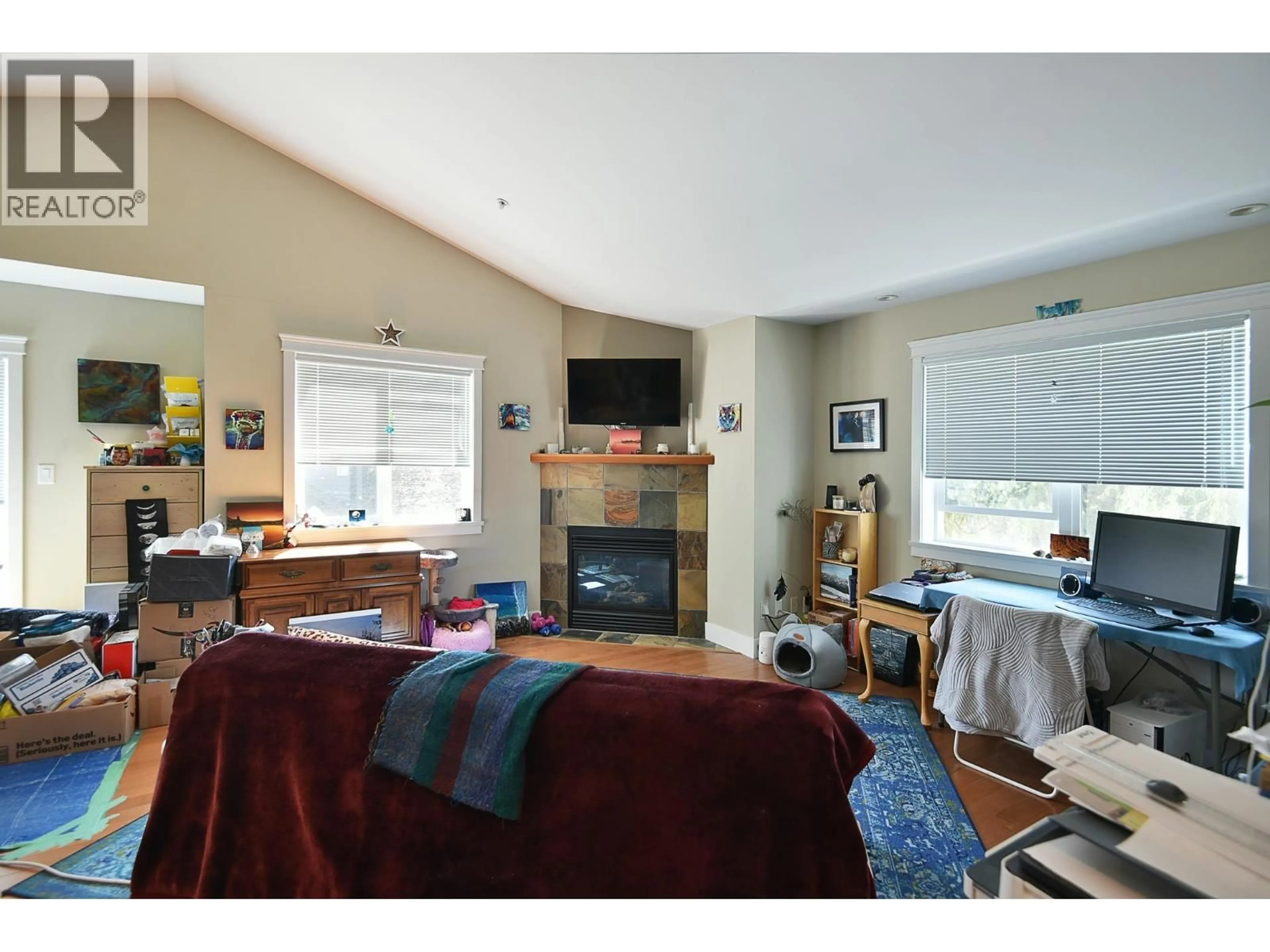 Living room with furniture, wood/laminate floor for 208 - 518 SHAW ROAD, Gibsons British Columbia V0N1V8