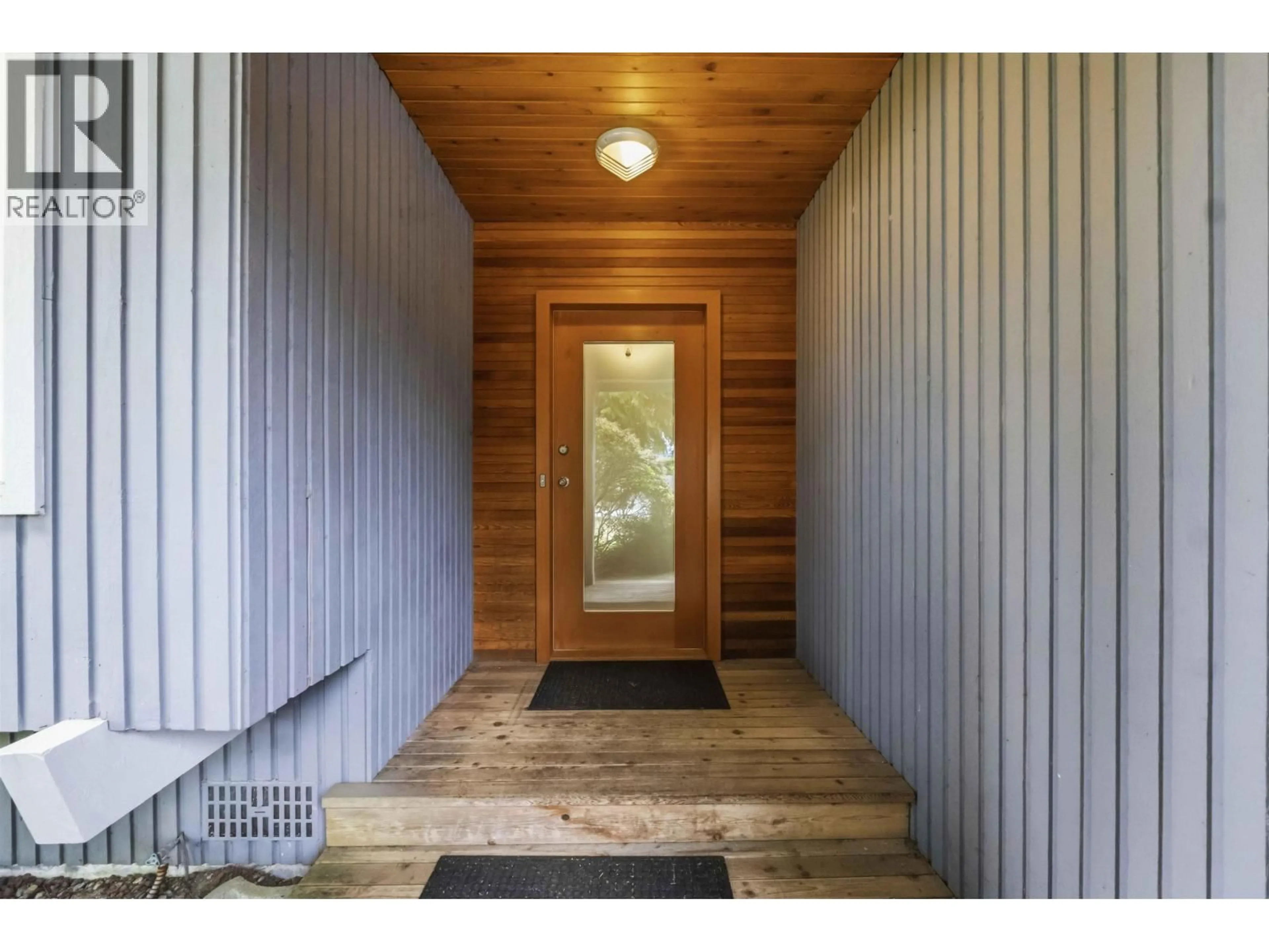 Indoor entryway for 19750 WILDWOOD CRESCENT, Pitt Meadows British Columbia V3Y1M4