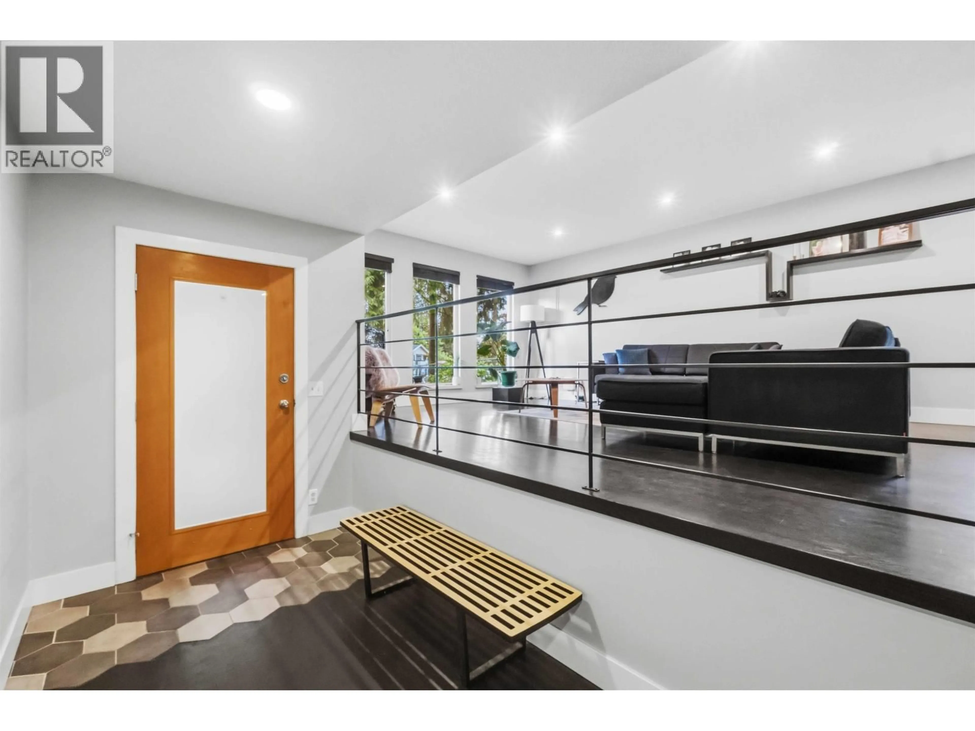 Indoor foyer for 19750 WILDWOOD CRESCENT, Pitt Meadows British Columbia V3Y1M4