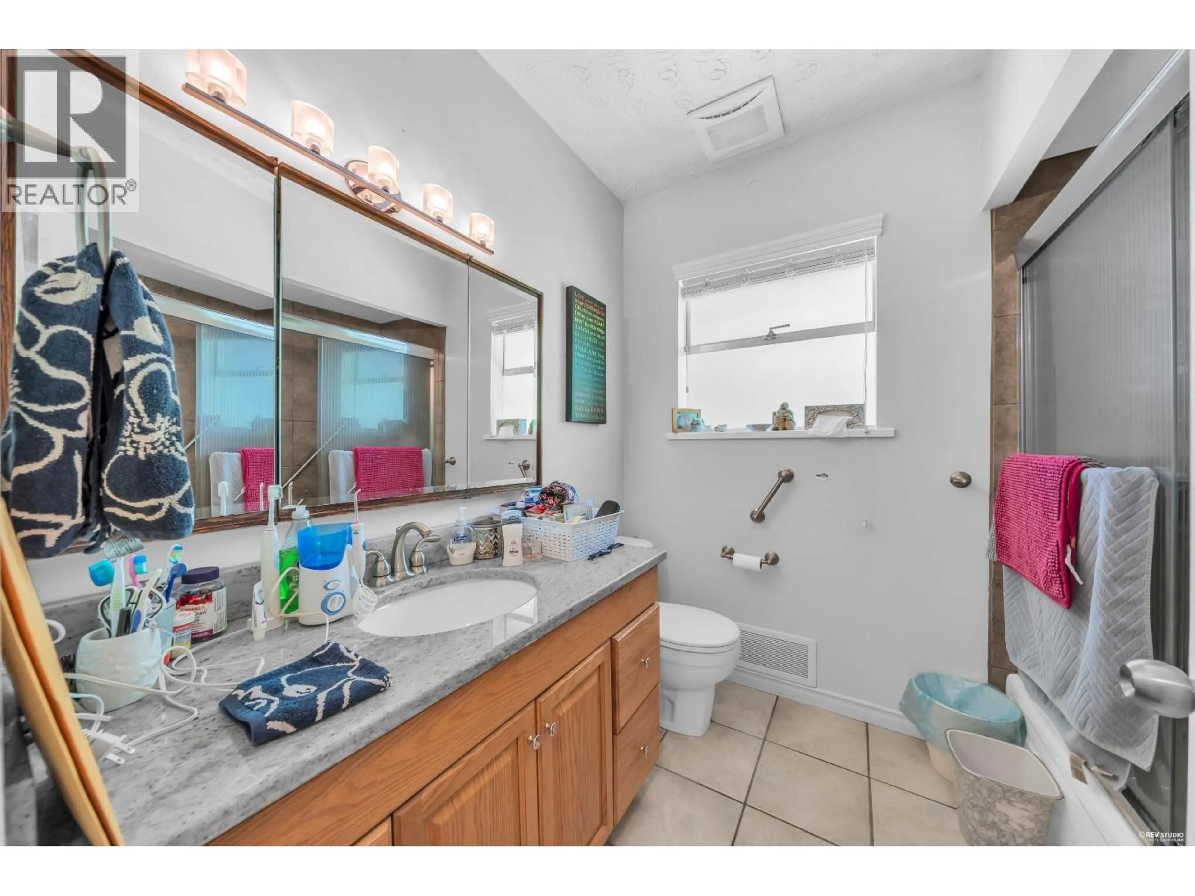Standard bathroom, ceramic/tile floor for 959 CAITHNESS CRESCENT, Port Moody British Columbia V3H1C7