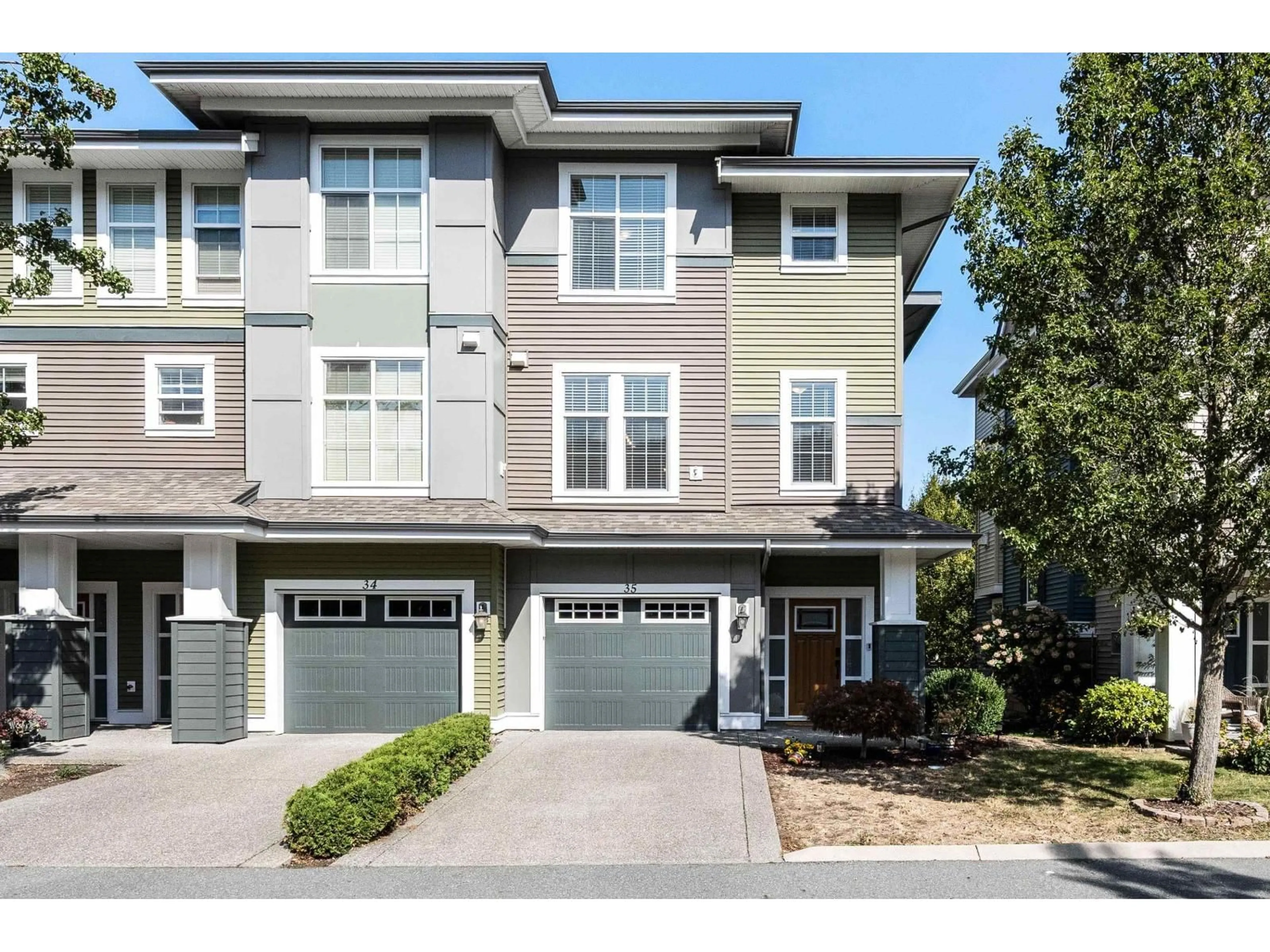 Home with vinyl exterior material, street for 35 - 5469 CHINOOK STREET, Chilliwack British Columbia V2R0T5