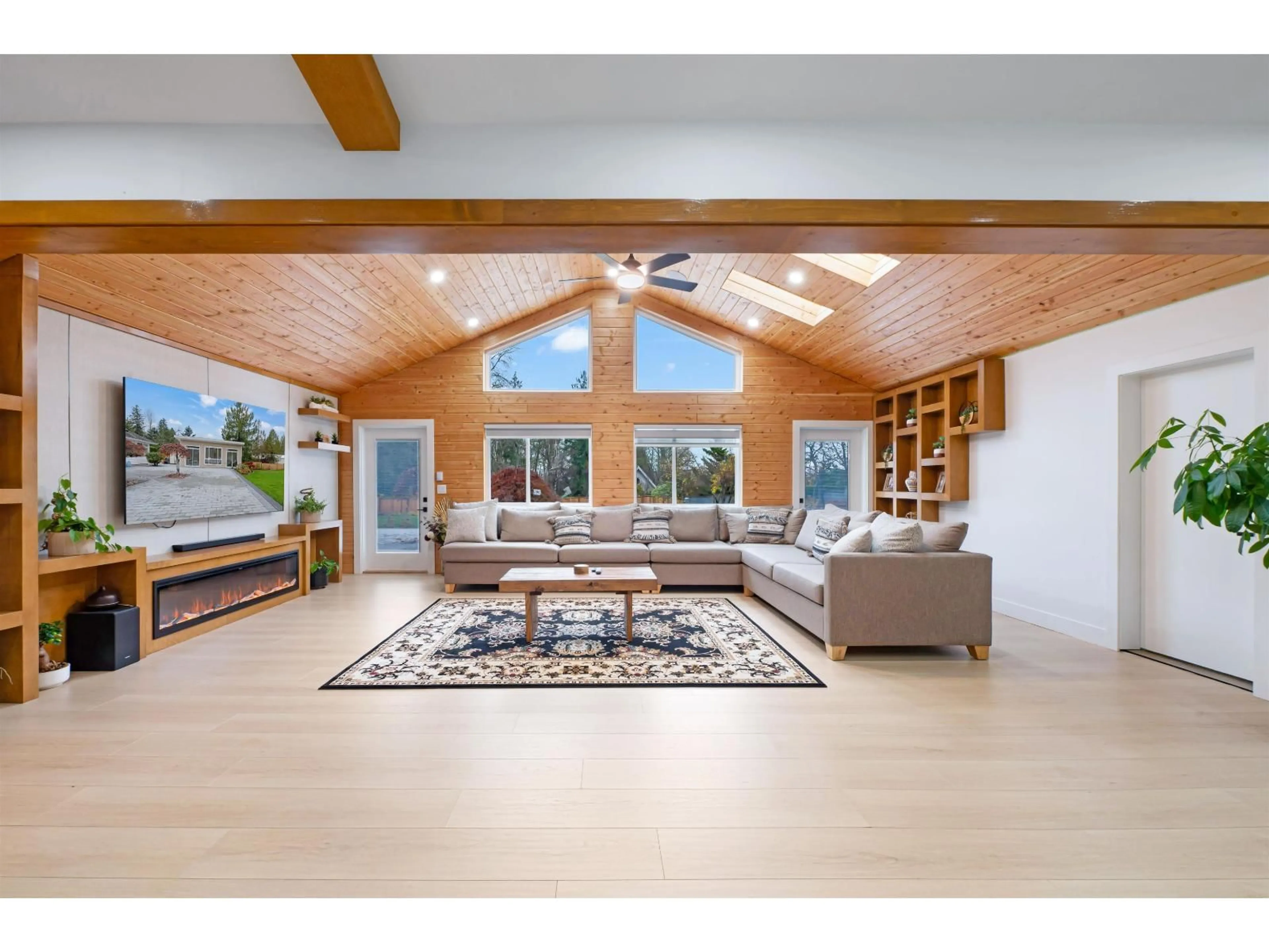 Living room with furniture, unknown for 15435 KILLARNEY PLACE, Surrey British Columbia V3S7G9