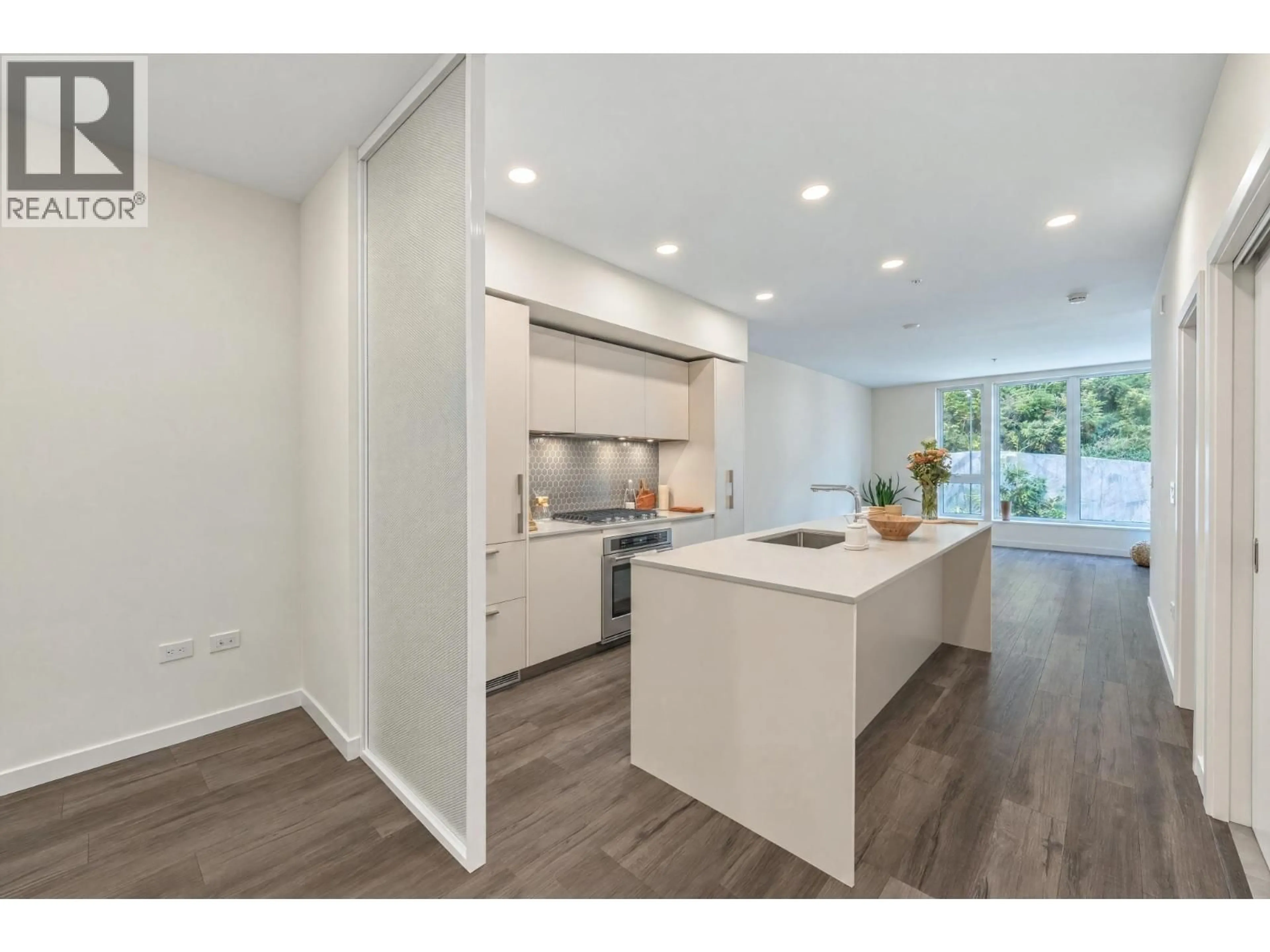 Open concept kitchen, wood/laminate floor for 208 - 1506 SCOTT CRESCENT, Squamish British Columbia V8B1G4
