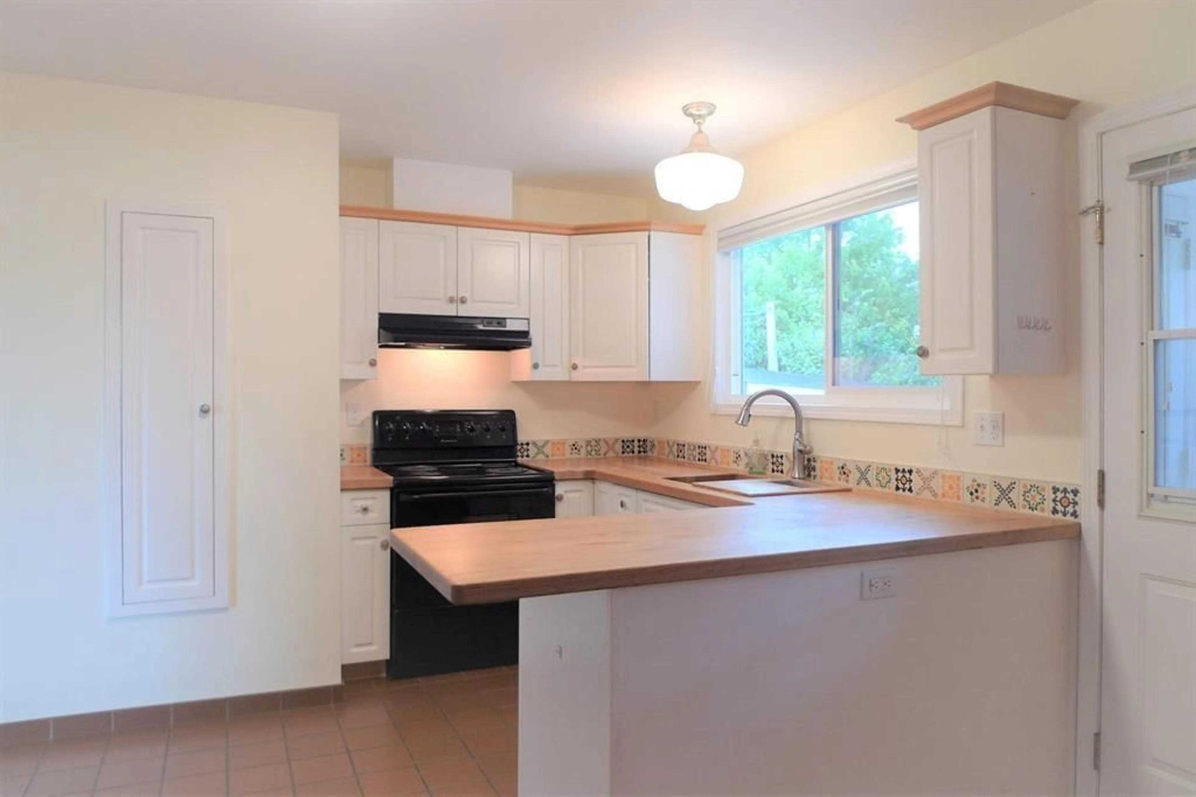 Standard kitchen, unknown for 2124 TOPAZ STREET, Abbotsford British Columbia V2T3W6