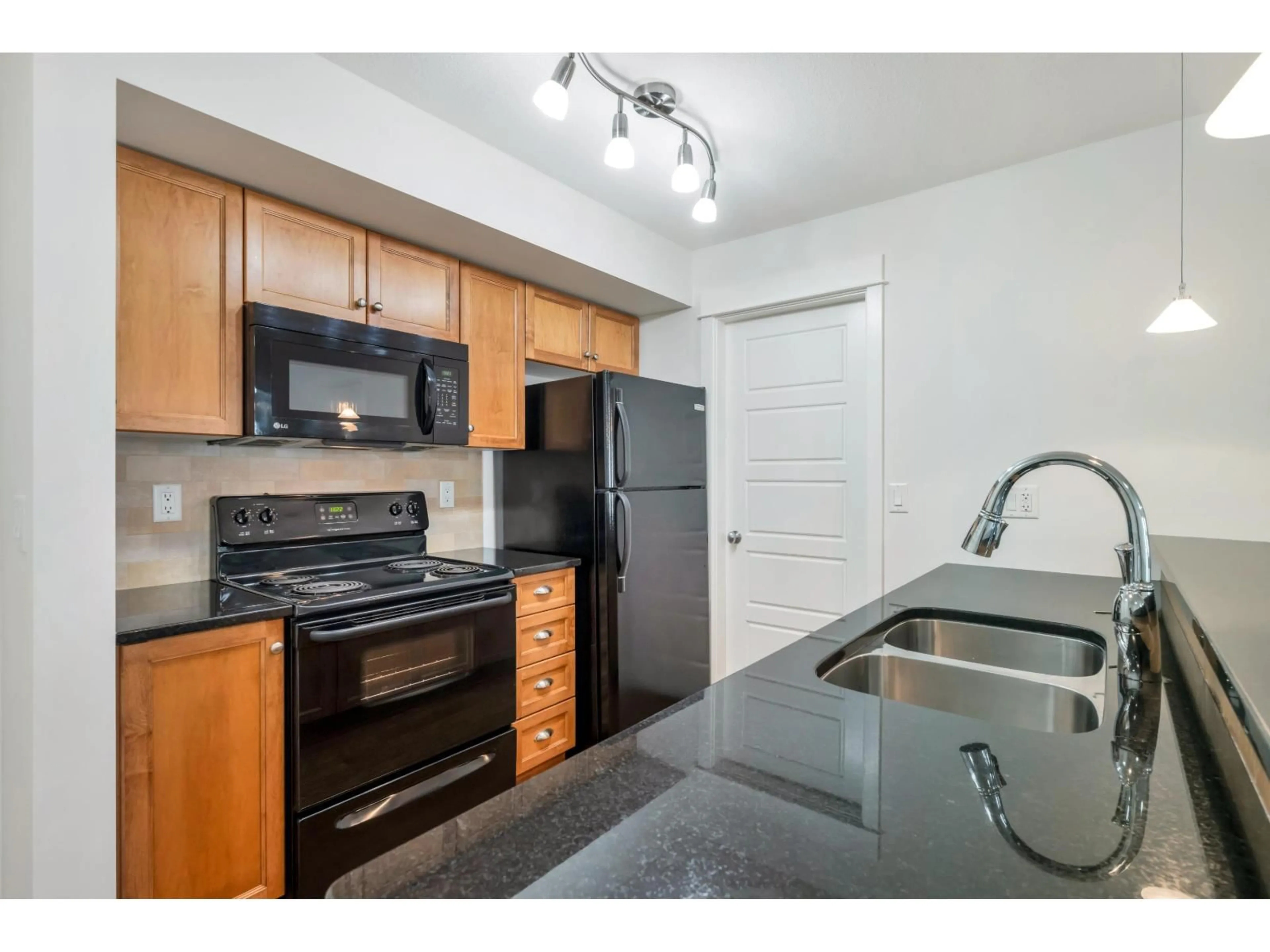 Standard kitchen, unknown for 204 - 30525 CARDINAL AVENUE, Abbotsford British Columbia V2T0A8