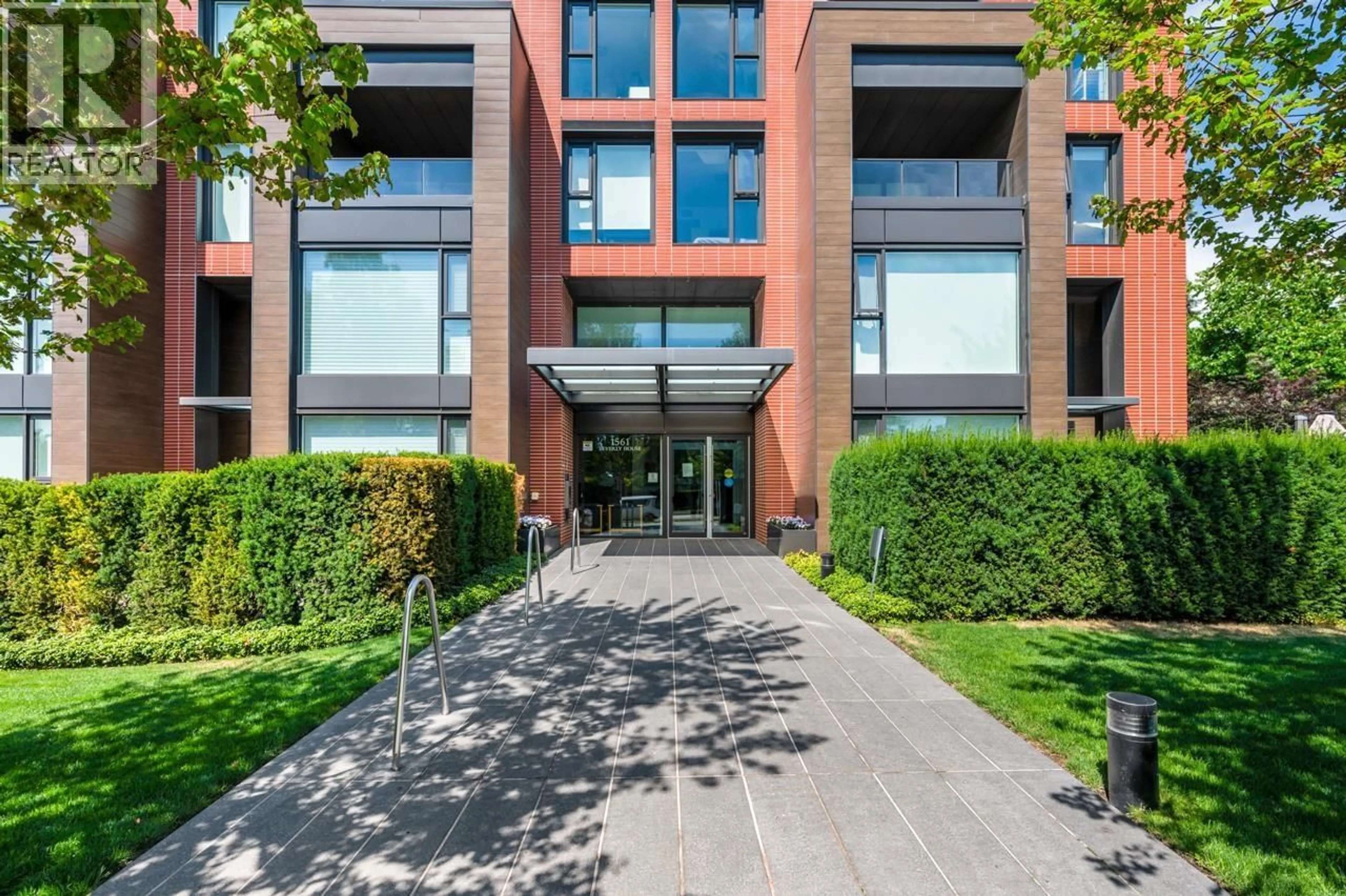 Indoor foyer for 205 - 1561 57TH AVENUE, Vancouver British Columbia V6P0H5