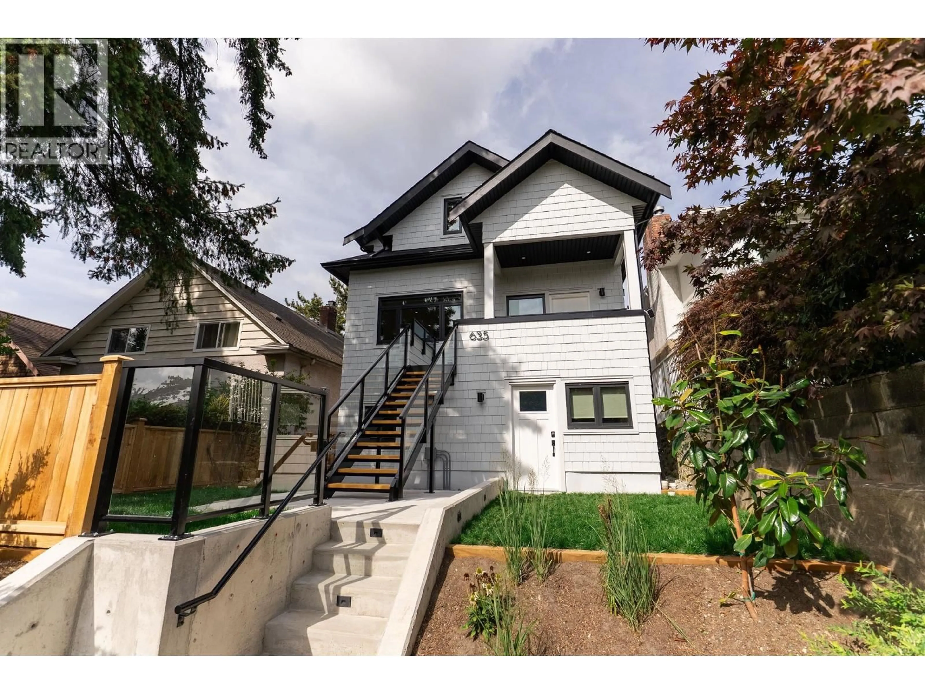 Home with vinyl exterior material, street for 635 22ND AVENUE, Vancouver British Columbia V5V1V3