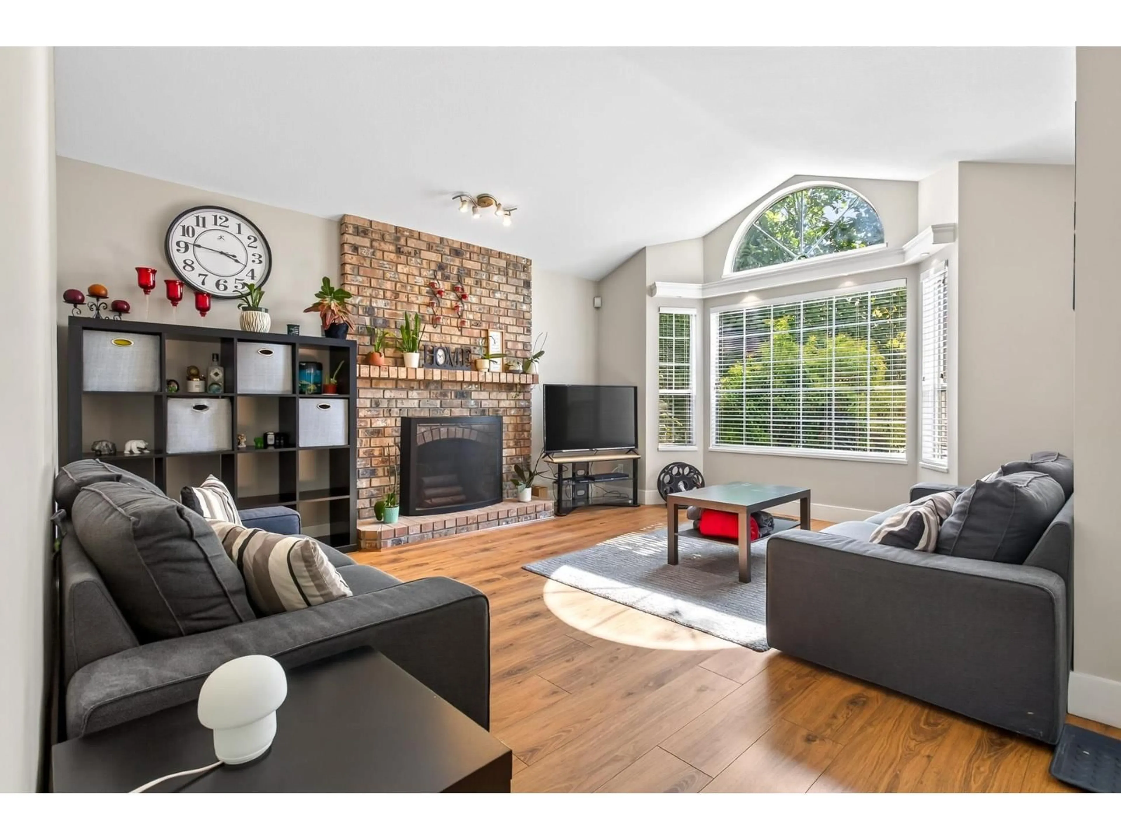 Living room with furniture, unknown for 15733 98A AVENUE, Surrey British Columbia V4N2V7