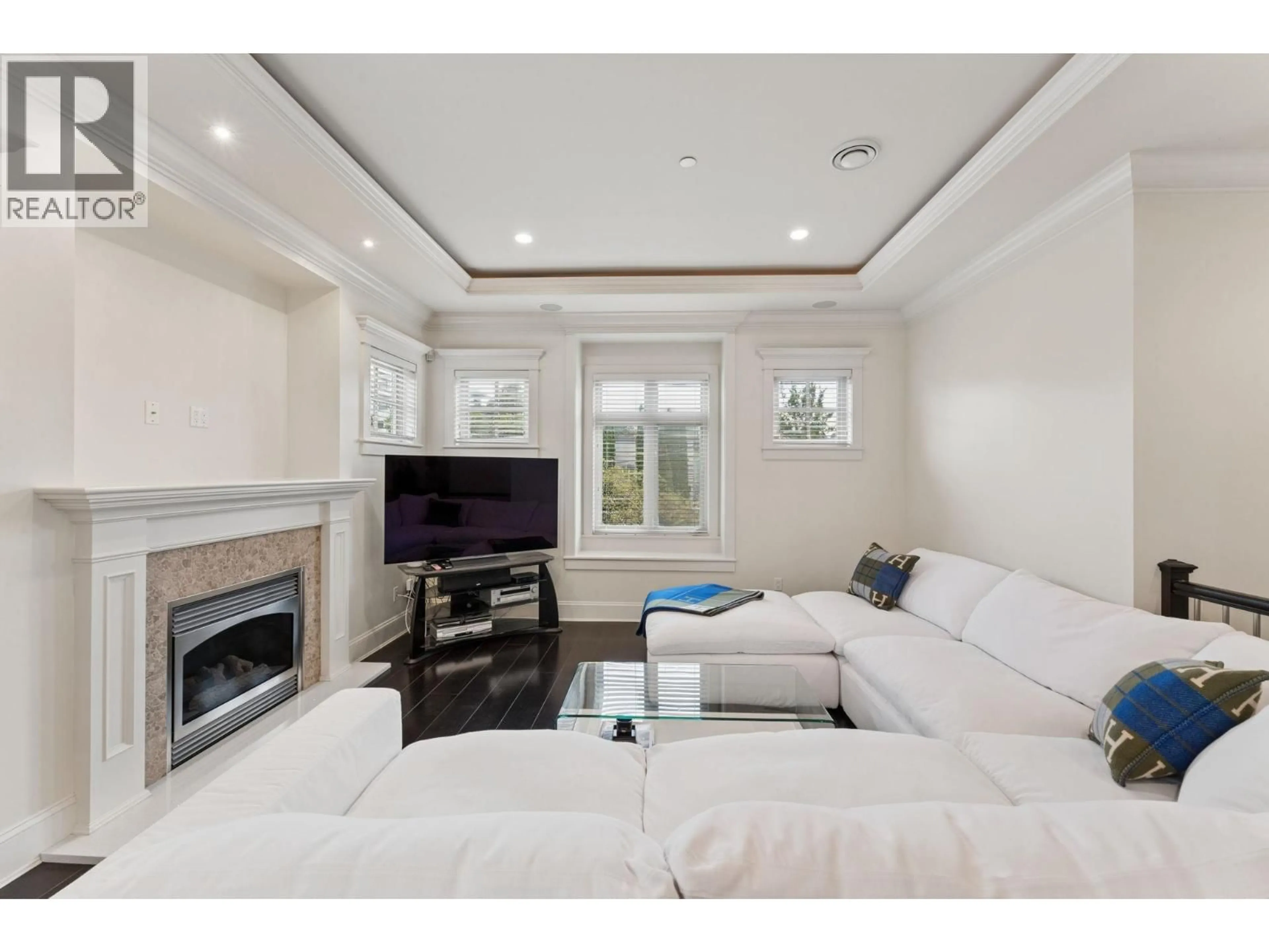 Living room with furniture, unknown for 4898 QUEBEC STREET, Vancouver British Columbia V5V3M3