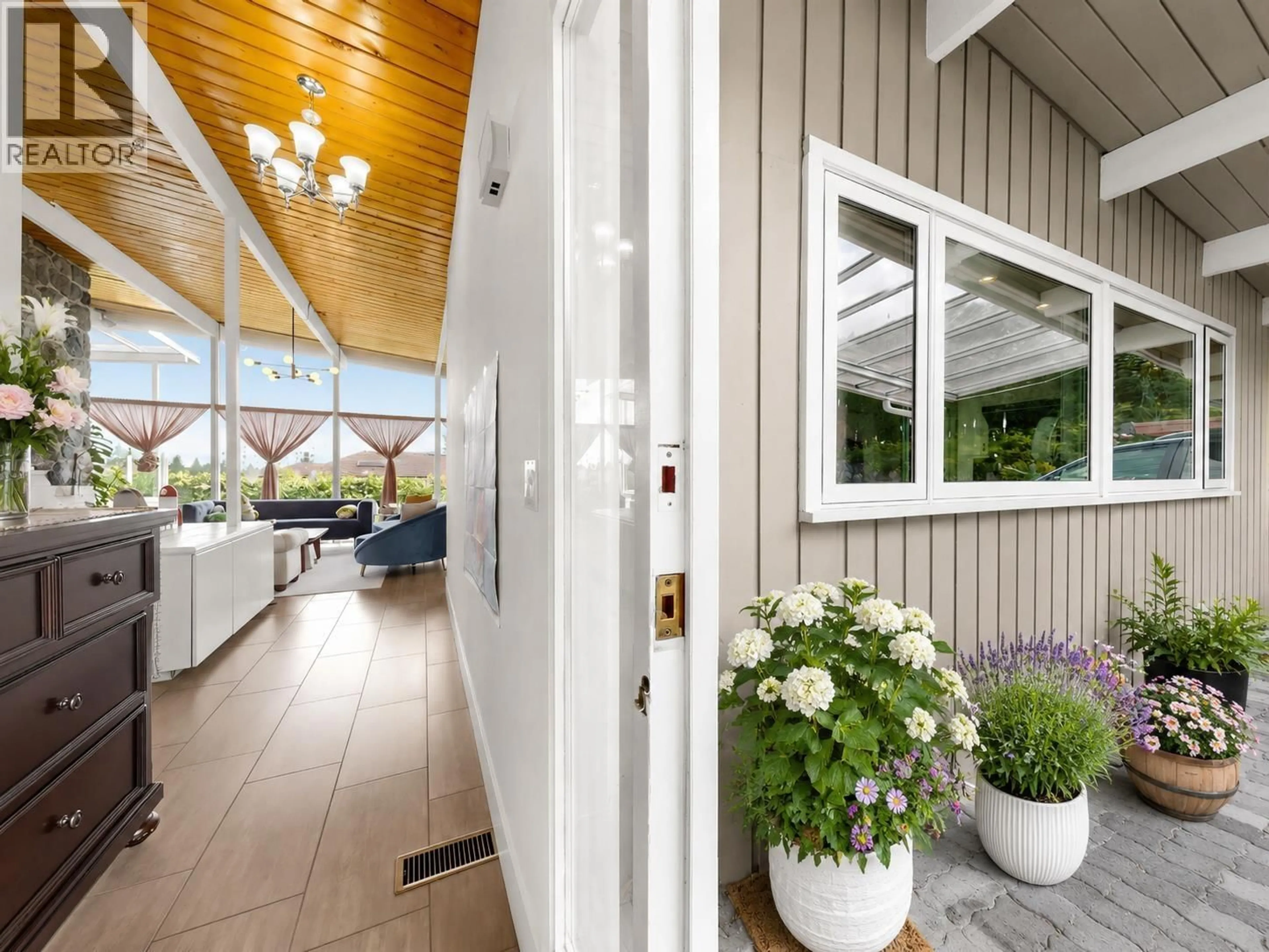 Indoor entryway for 1066 PALMERSTON AVENUE, West Vancouver British Columbia V7S2J3