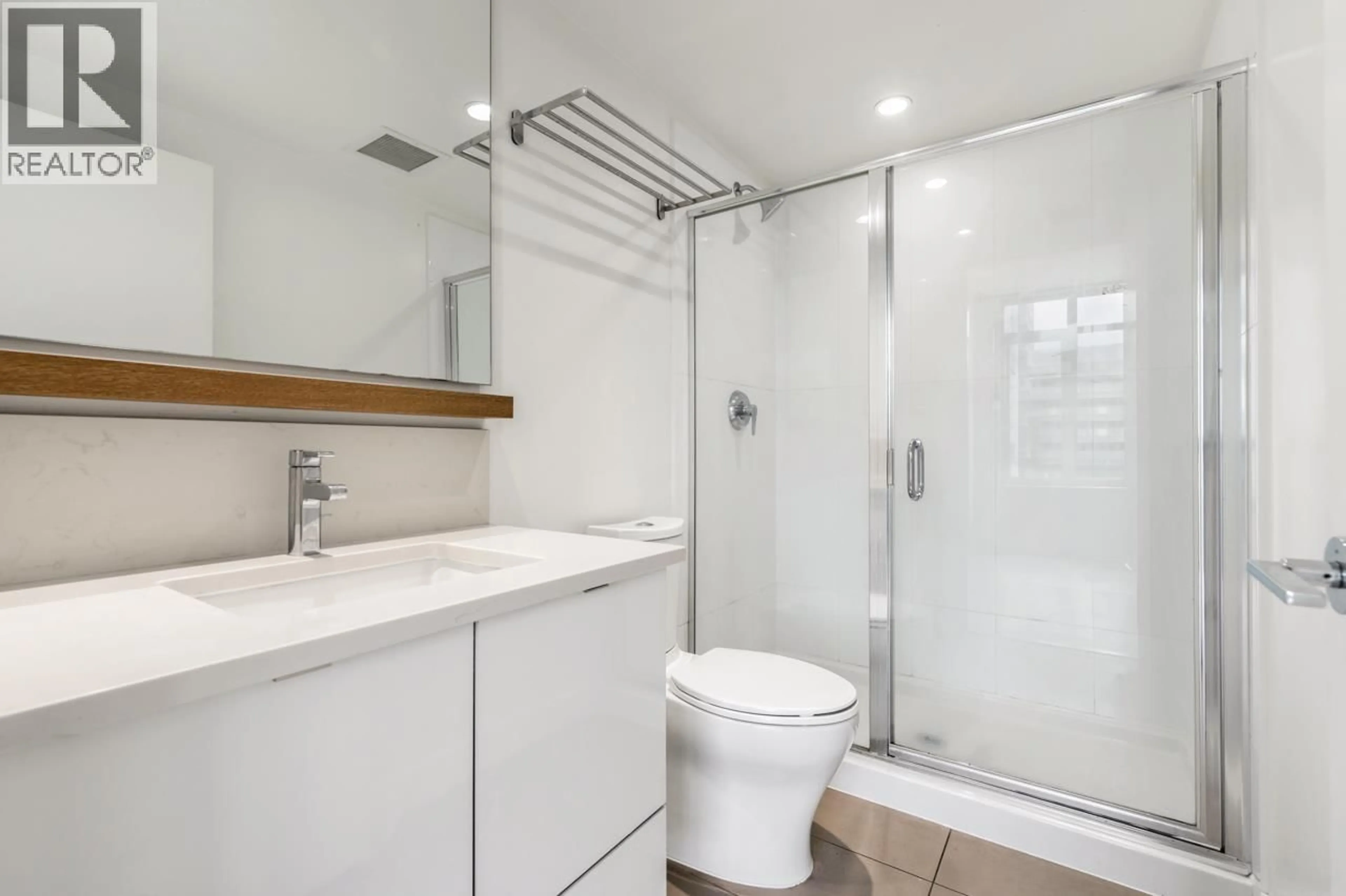 Standard bathroom, ceramic/tile floor for 907 - 200 NELSON'S CRESCENT, New Westminster British Columbia V3L0H4