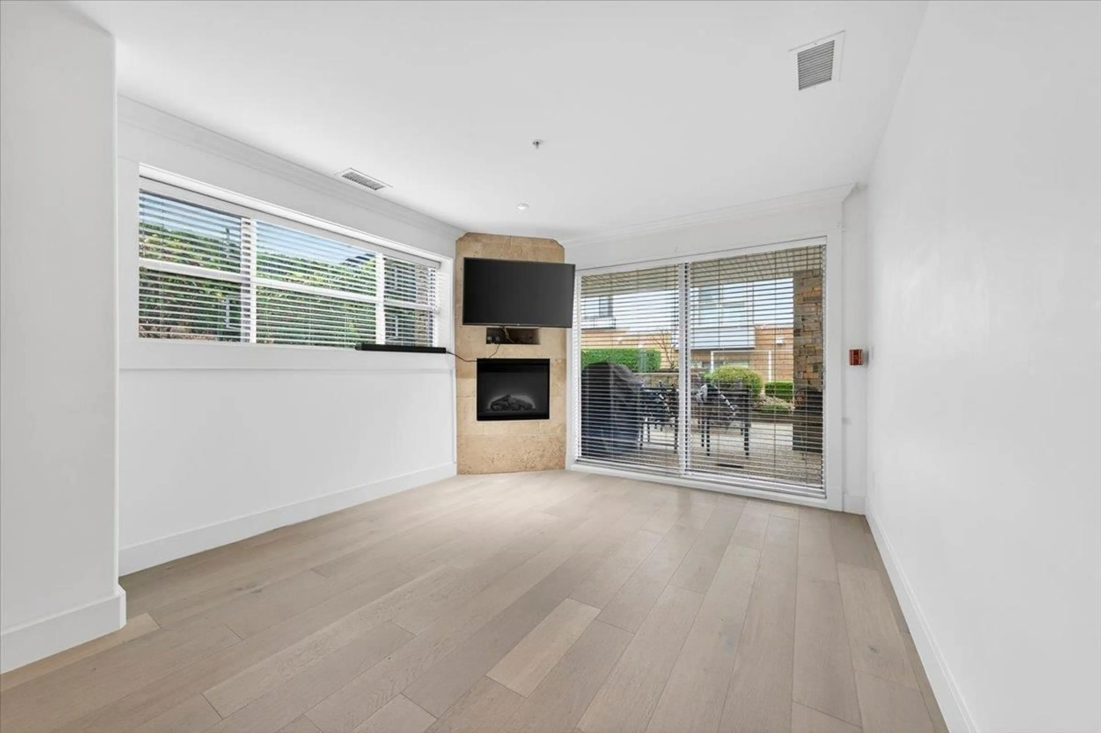 A pic of a room for 102 - 15164 PROSPECT AVENUE, White Rock British Columbia V4B3B9