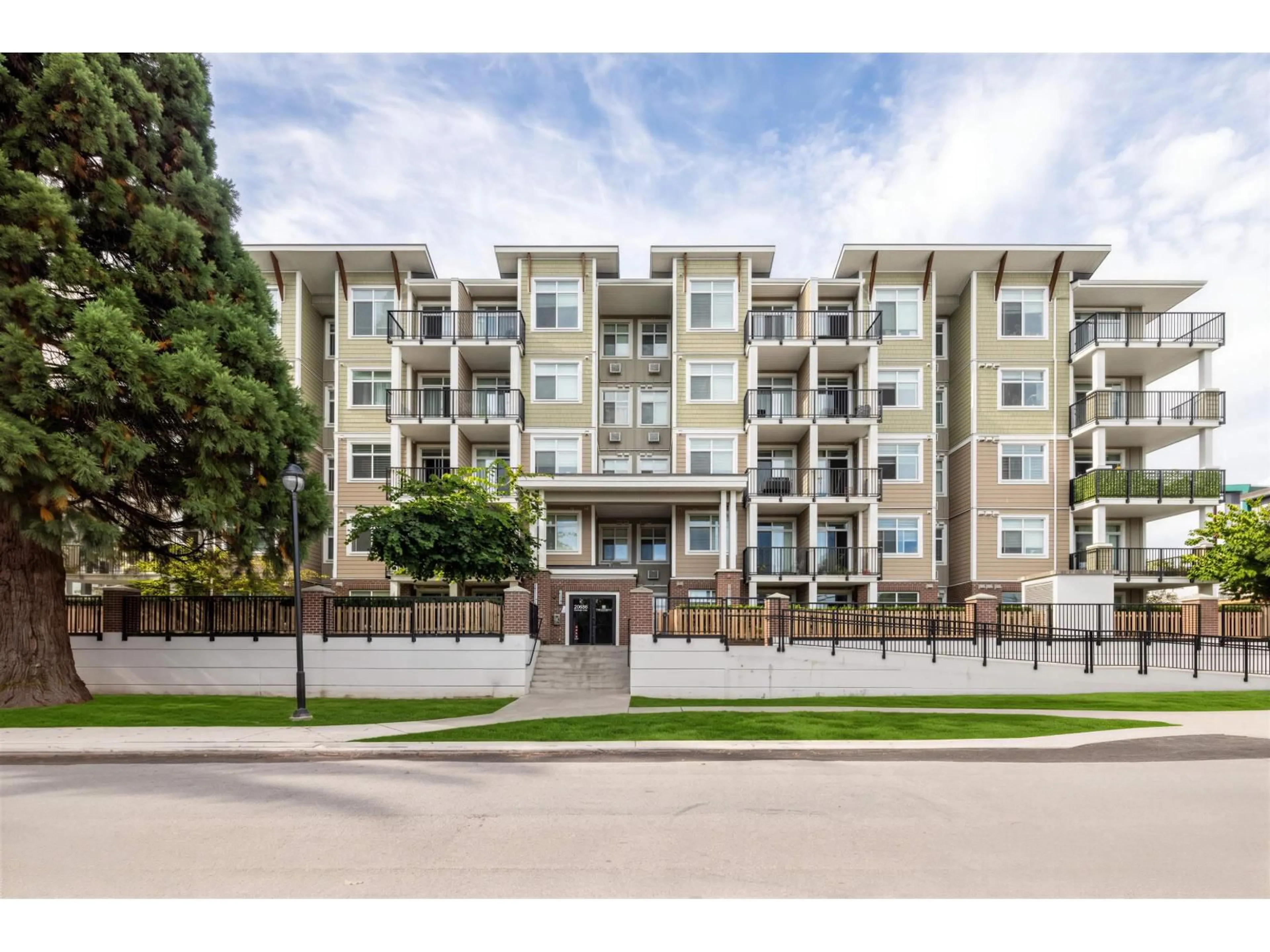 A pic from outside/outdoor area/front of a property/back of a property/a pic from drone, street for 209 - 20686 EASTLEIGH CRESCENT, Langley British Columbia V3A0M4