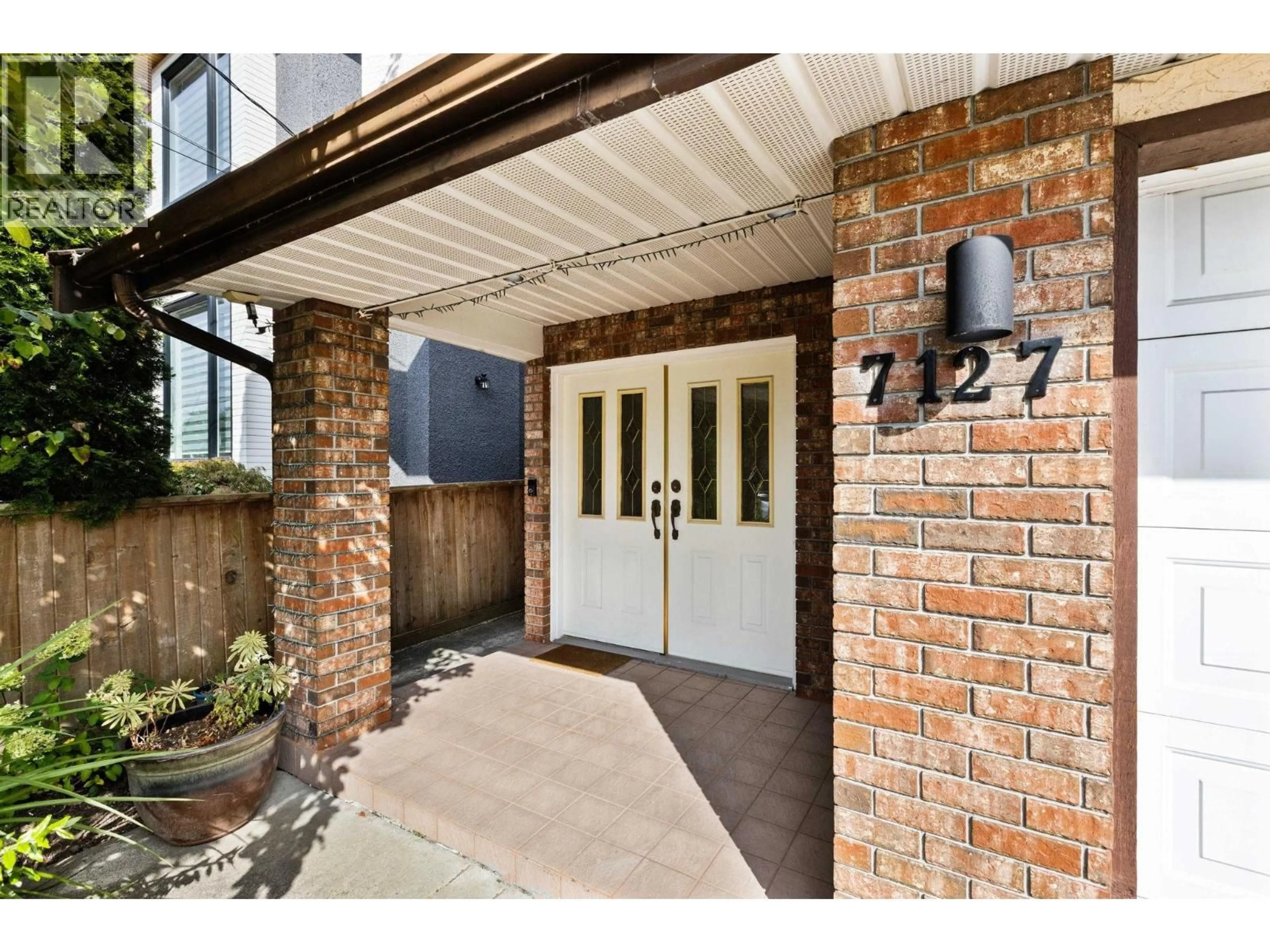 Indoor entryway for 7127 HALIFAX STREET, Burnaby British Columbia V5A1M1