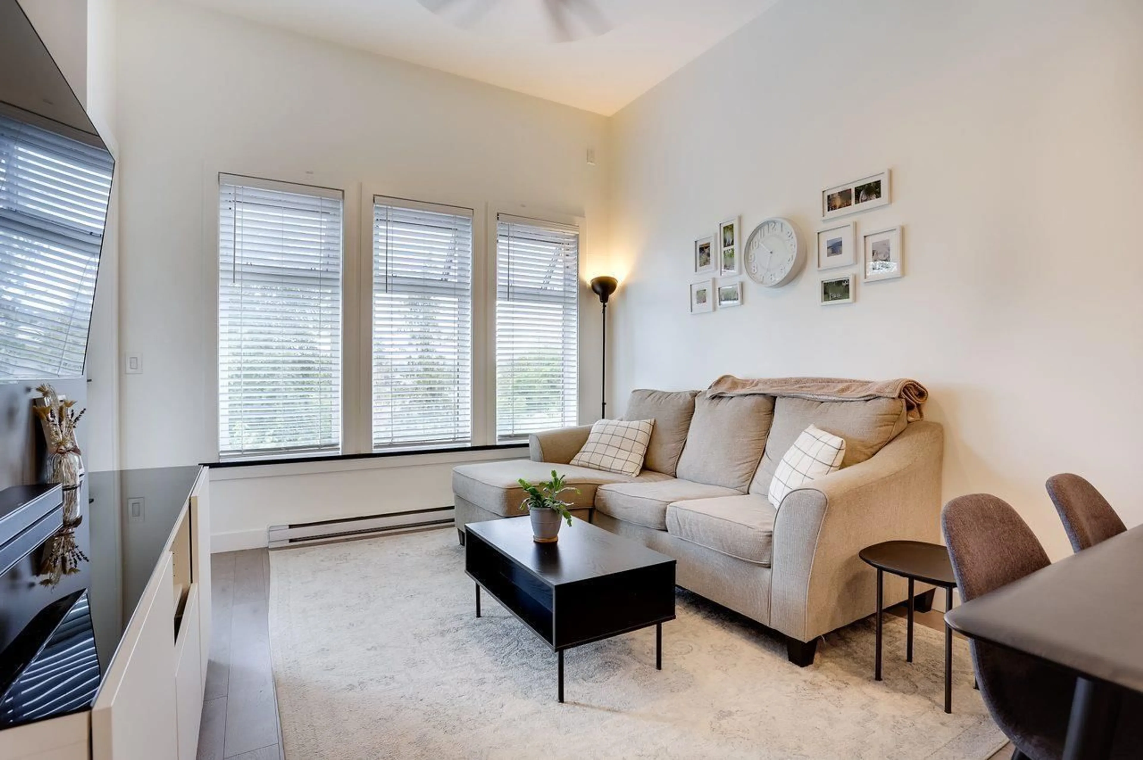 Living room with furniture, unknown for 408 - 20062 FRASER HIGHWAY, Langley British Columbia V3A0E6