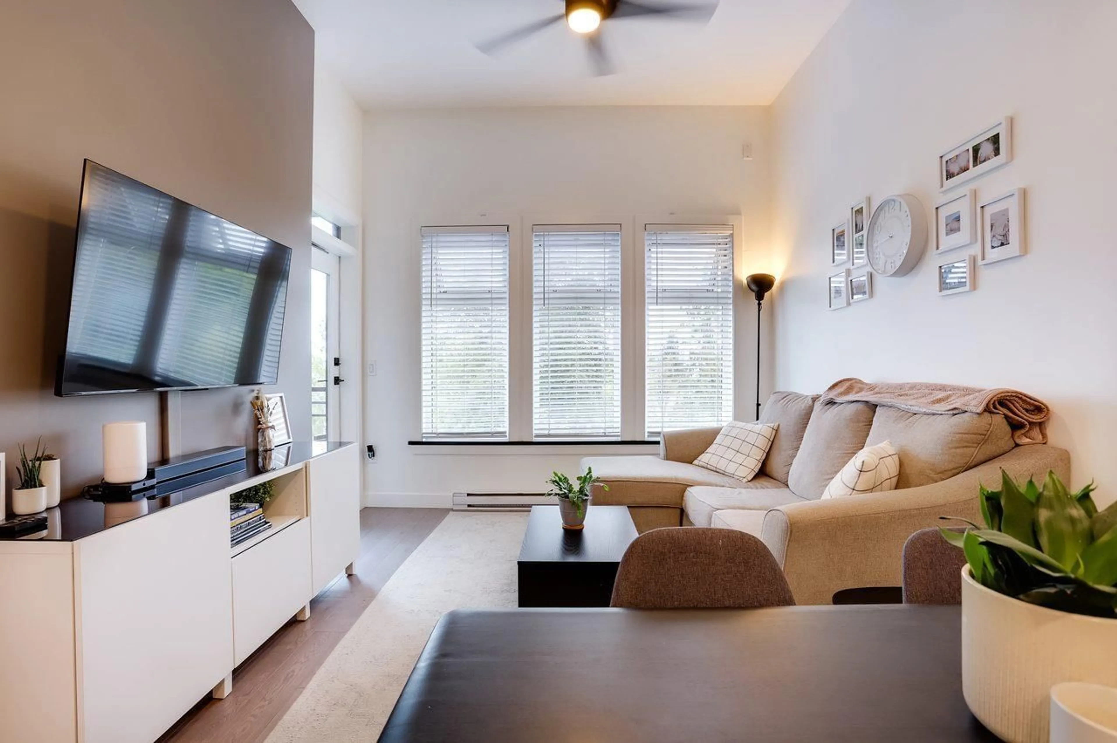 Living room with furniture, wood/laminate floor for 408 - 20062 FRASER HIGHWAY, Langley British Columbia V3A0E6