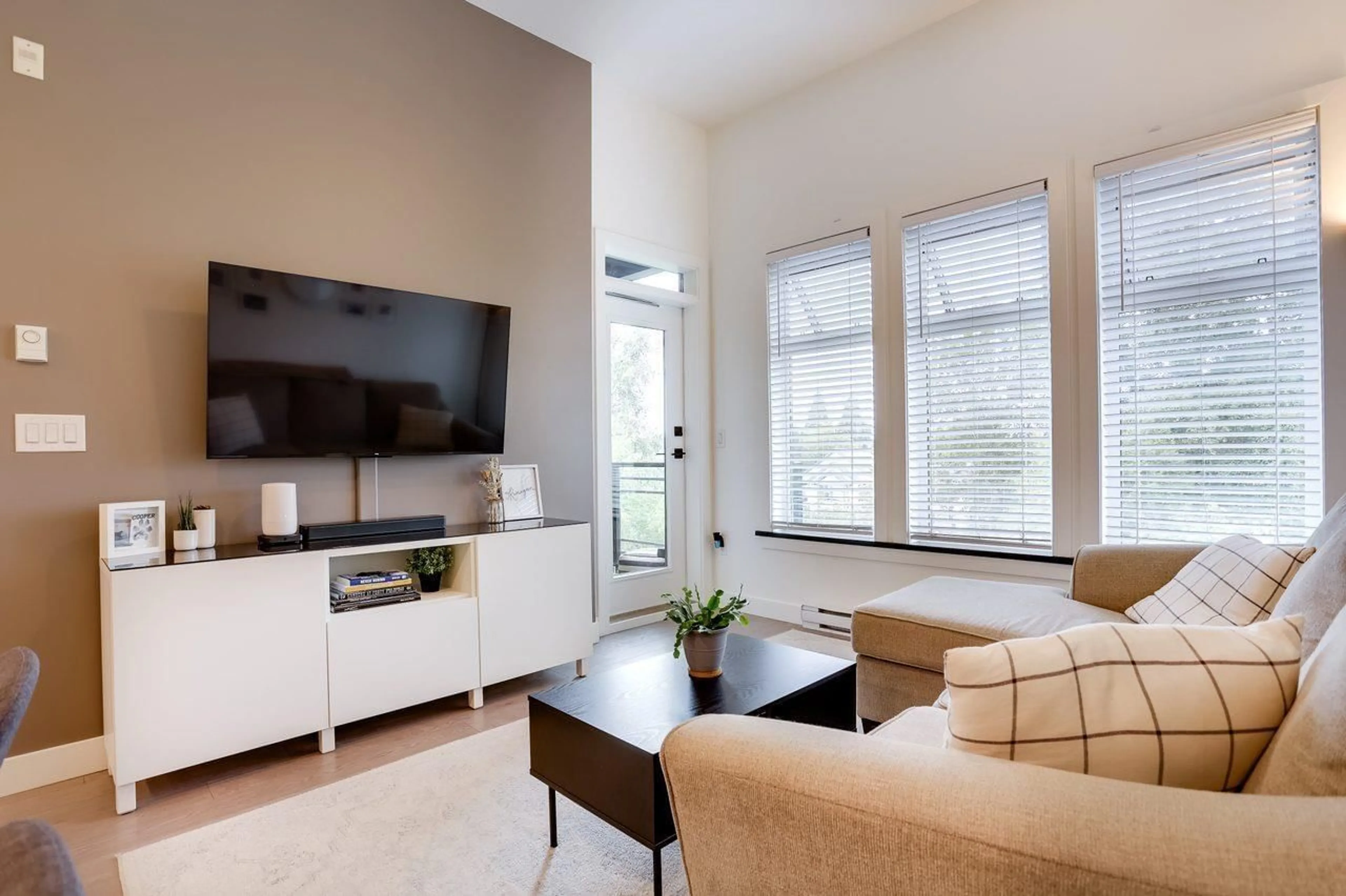Living room with furniture, unknown for 408 - 20062 FRASER HIGHWAY, Langley British Columbia V3A0E6