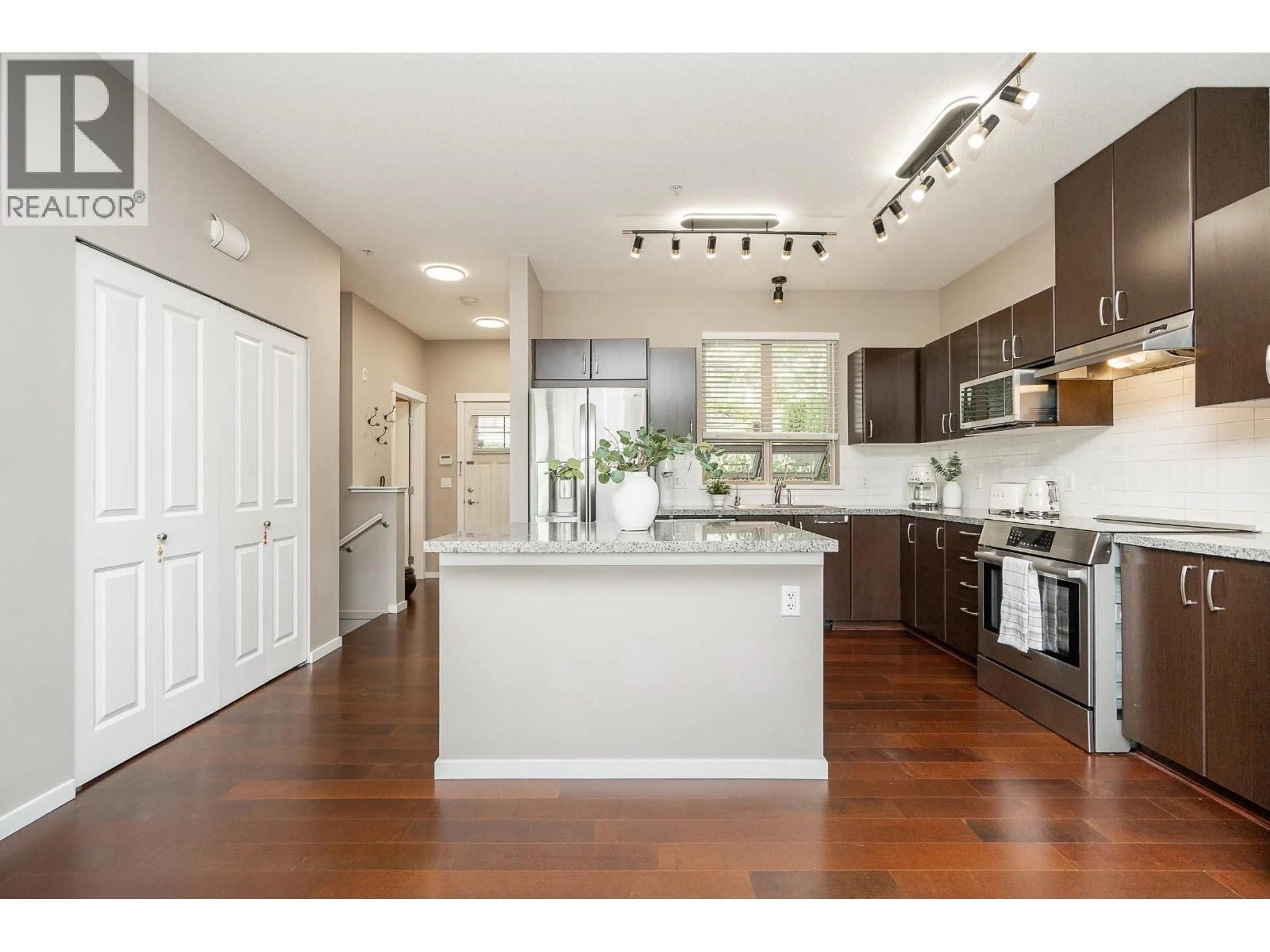 Open concept kitchen, wood/laminate floor for 6 - 3138 DAYANEE SPRINGS BOULEVARD, Coquitlam British Columbia V3E0B6