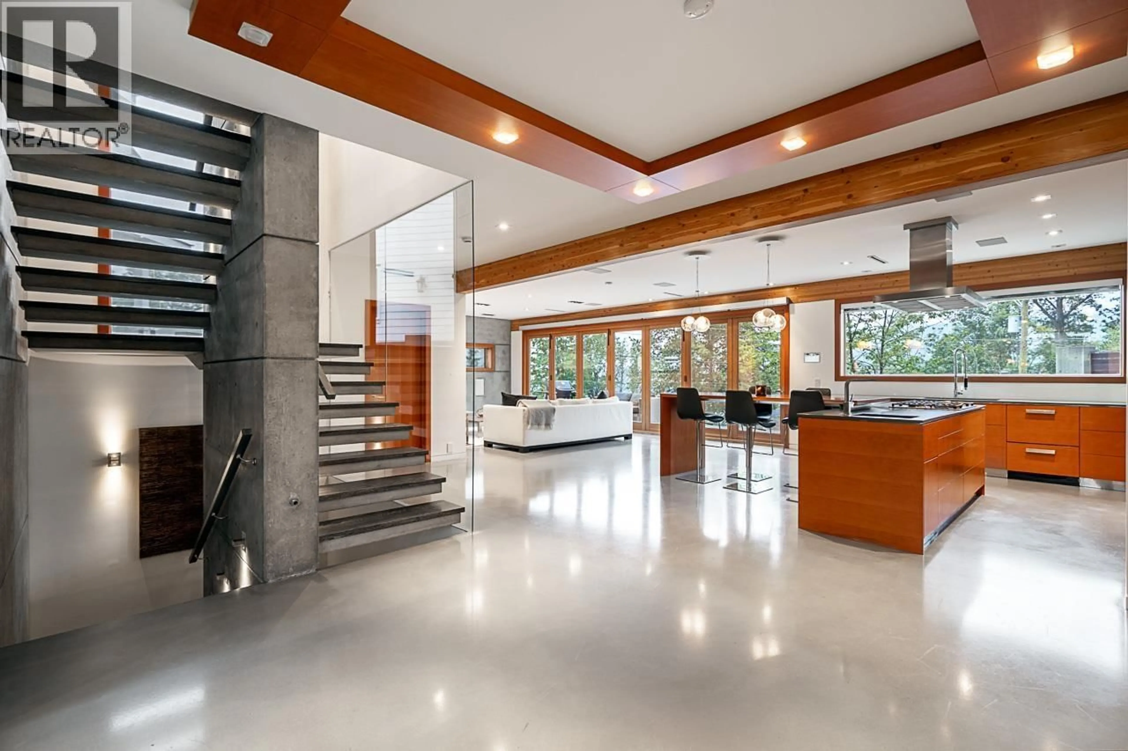 Indoor foyer for 7317 BARNET ROAD, Burnaby British Columbia V5A1E5