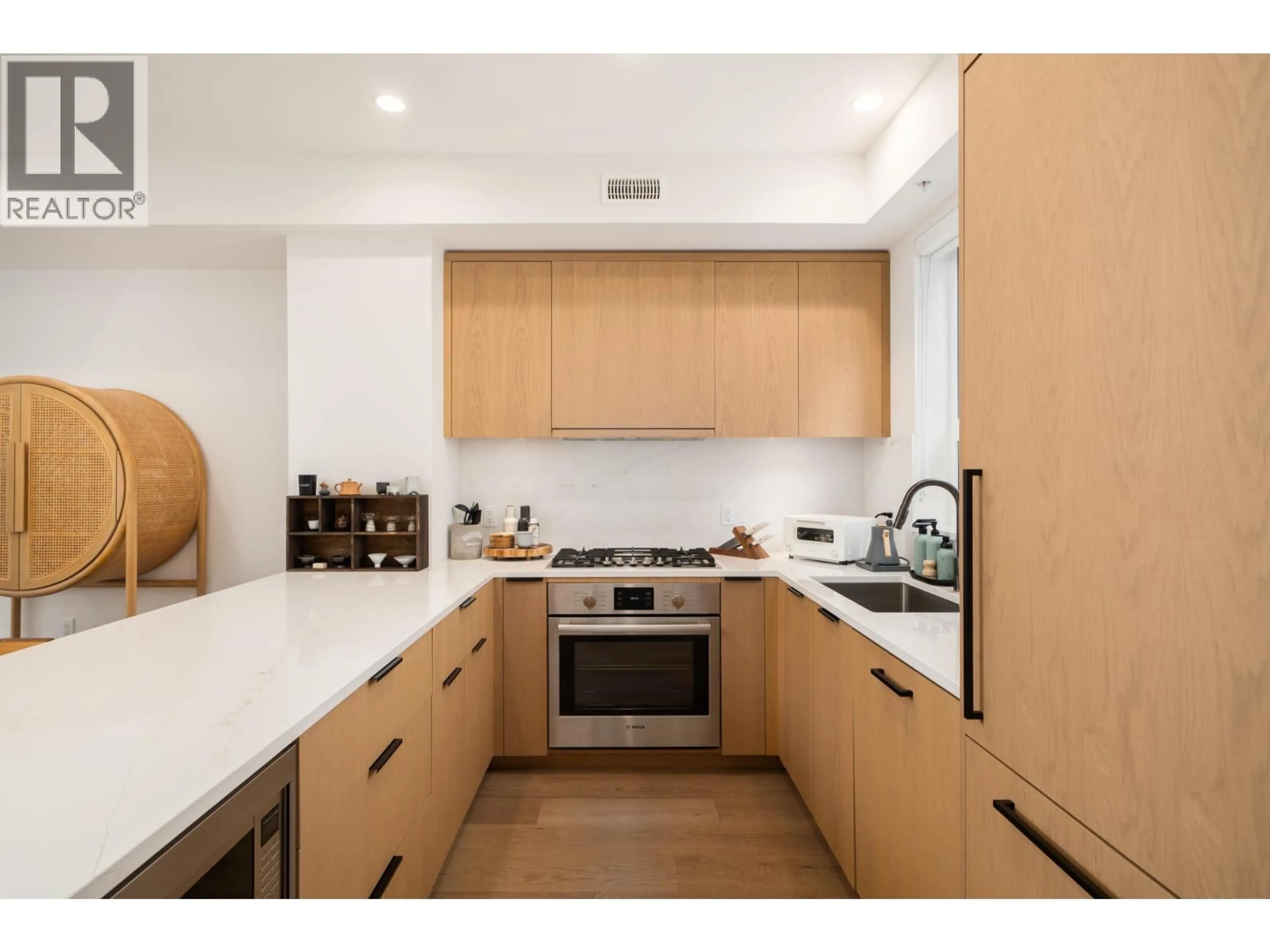 Standard kitchen, unknown for 809 38TH AVENUE, Vancouver British Columbia V5Z0L4