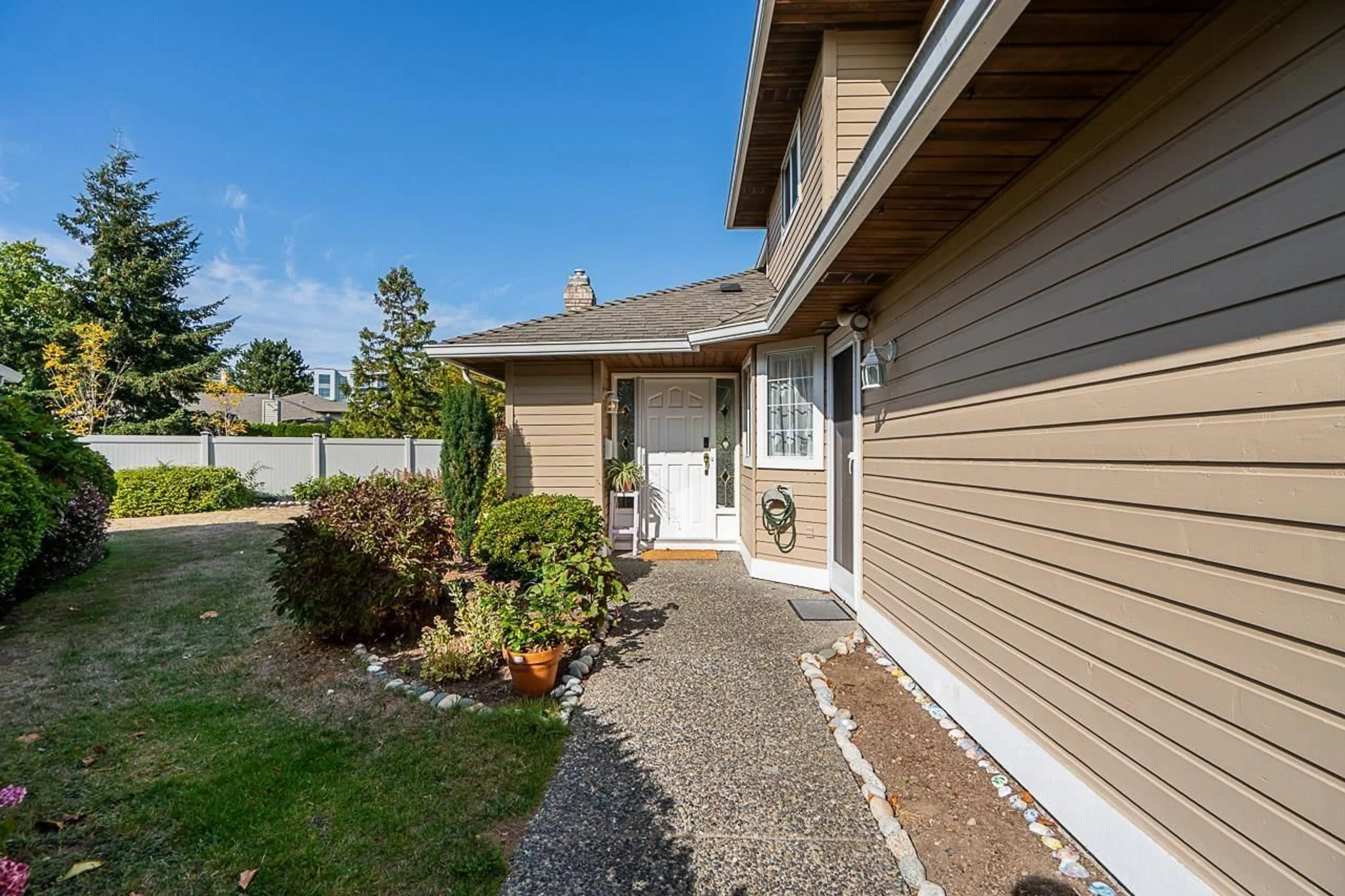 Home with vinyl exterior material, street for 118 - 15121 19 AVENUE, Surrey British Columbia V4A8J5