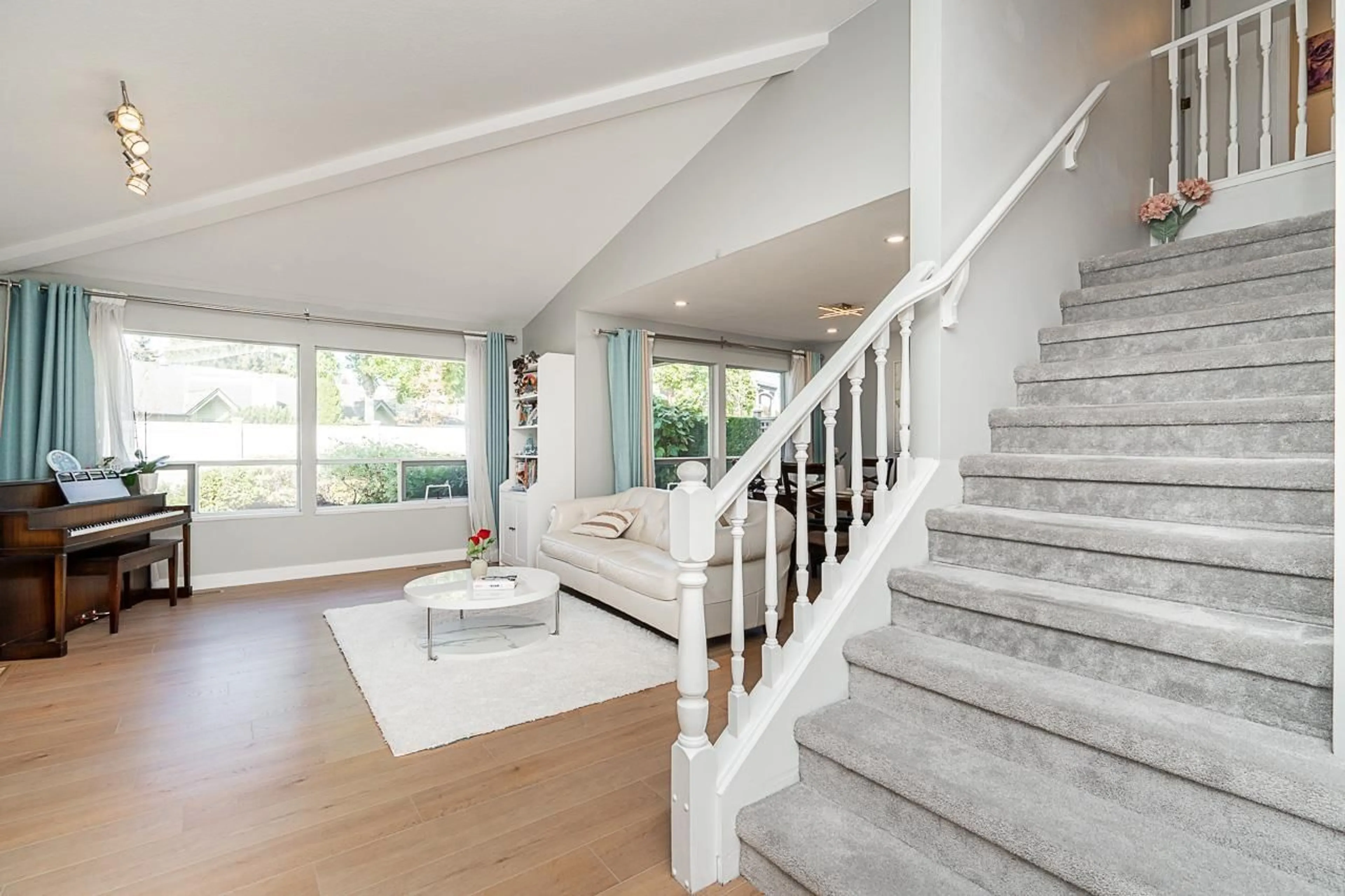 Indoor entryway for 118 - 15121 19 AVENUE, Surrey British Columbia V4A8J5
