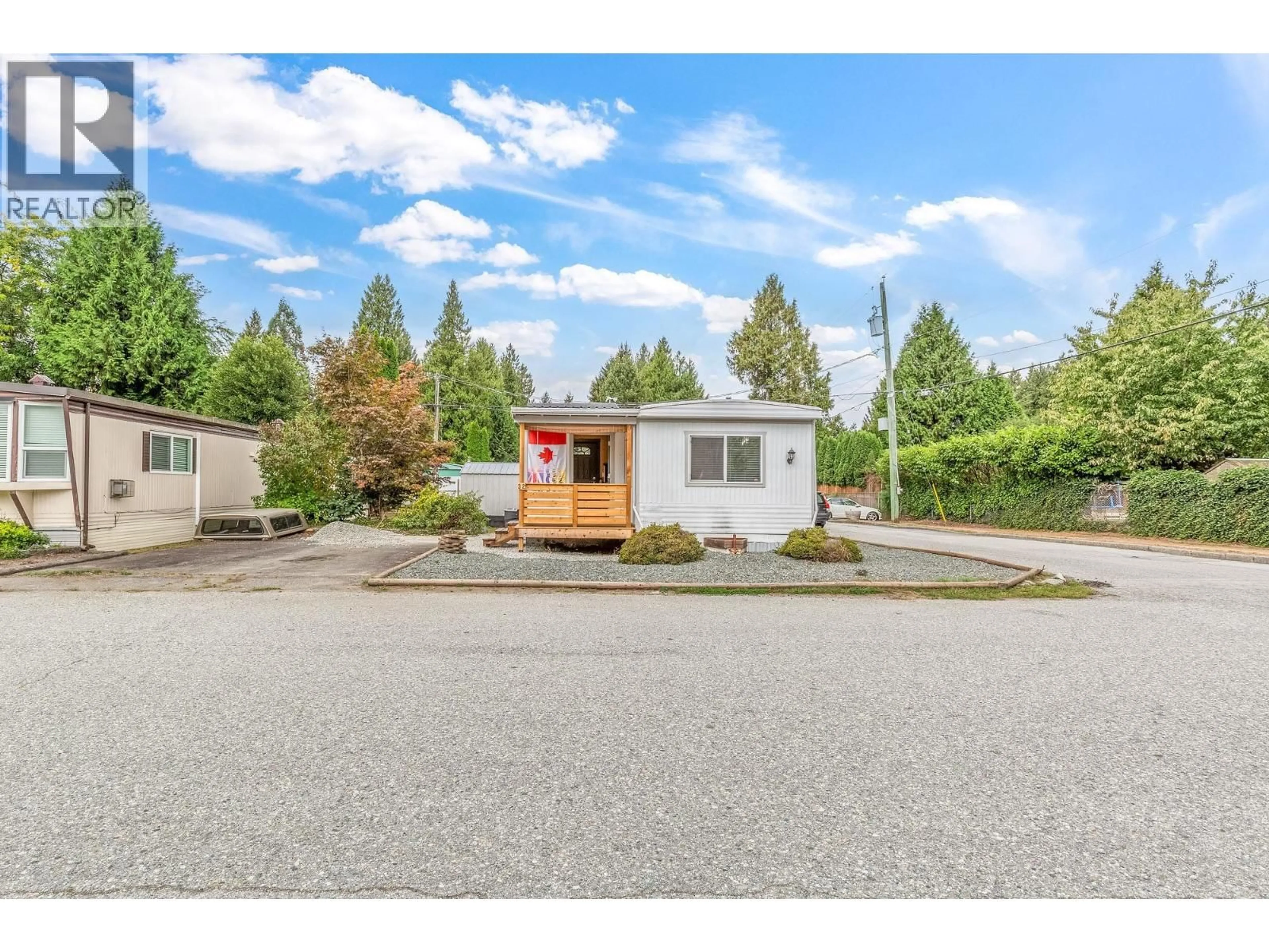 Home with vinyl exterior material, street for 32 - 21163 LOUGHEED HIGHWAY, Maple Ridge British Columbia V2W2R4